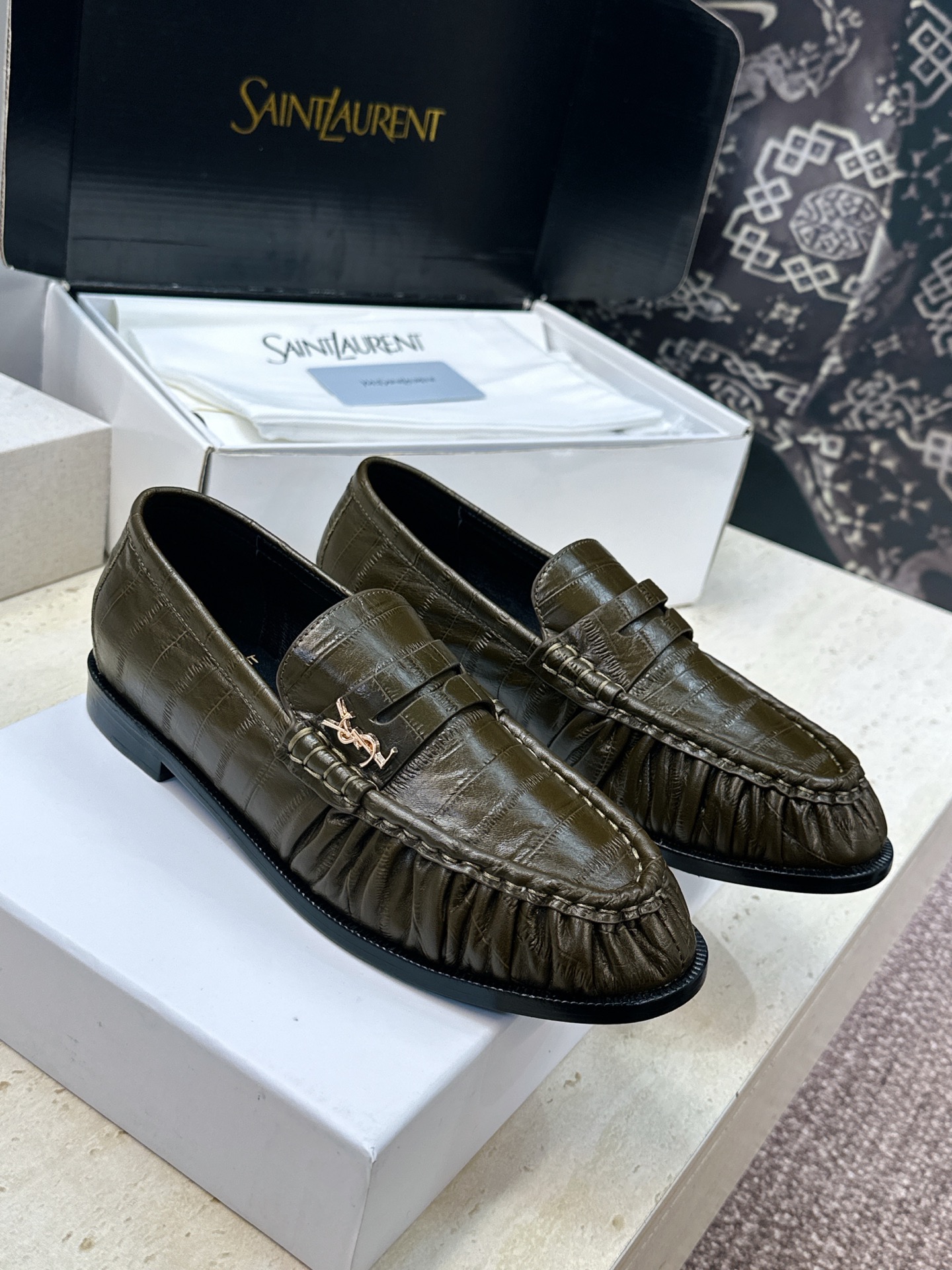 男士+20 SAINT LAURENT 2026春夏情侣新款果冻色懒人单鞋 YSL明星同款字母logo五金扣平底圆头拼色 男士+20 SAINT LAURENT 2026春夏情侣新款果冻色懒人单鞋 YSL明星同款字母logo五金扣平底圆头拼色