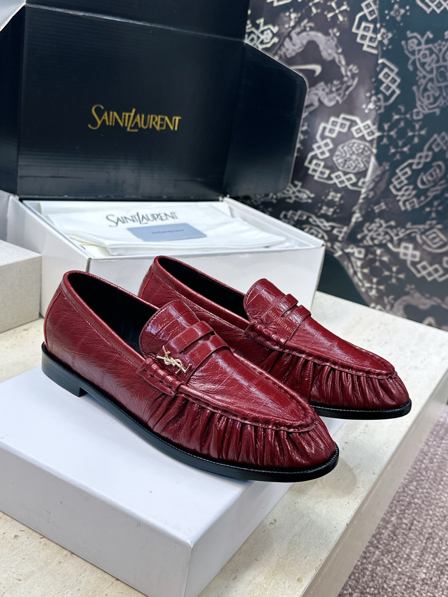男士+20 SAINT LAURENT 2026春夏情侣新款果冻色懒人单鞋 YSL明星同款字母logo五金扣平底圆头拼色 男士+20 SAINT LAURENT 2026春夏情侣新款果冻色懒人单鞋 YSL明星同款字母logo五金扣平底圆头拼色