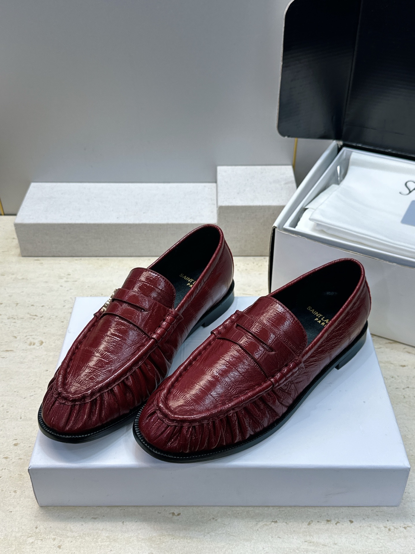 男士+20 SAINT LAURENT 2026春夏情侣新款果冻色懒人单鞋 YSL明星同款字母logo五金扣平底圆头拼色 男士+20 SAINT LAURENT 2026春夏情侣新款果冻色懒人单鞋 YSL明星同款字母logo五金扣平底圆头拼色
