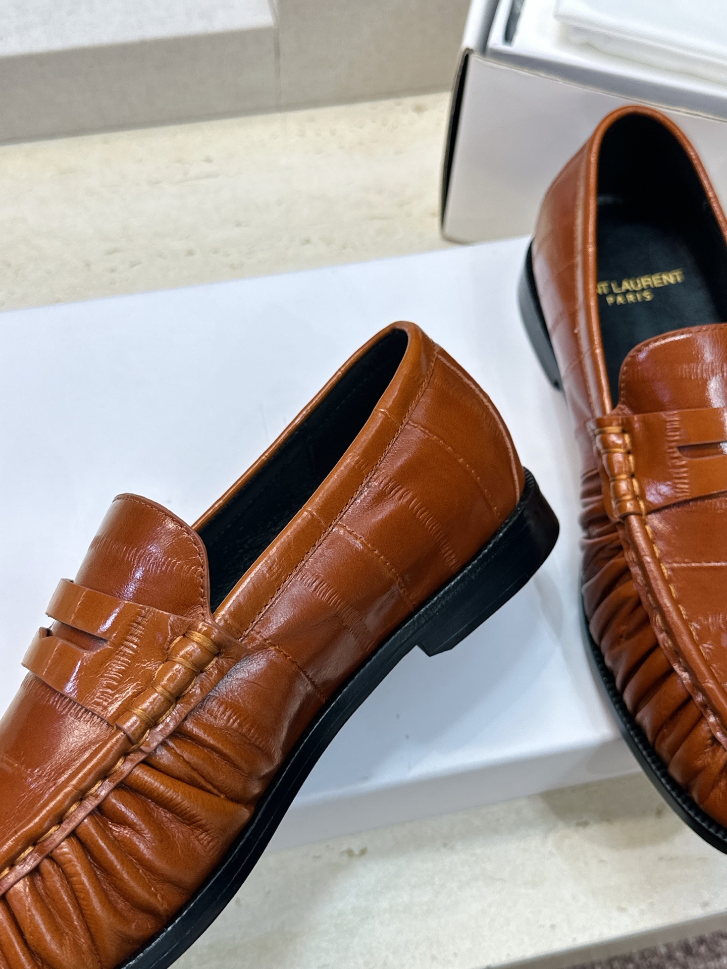 男士+20 SAINT LAURENT 2026春夏情侣新款果冻色懒人单鞋 YSL明星同款字母logo五金扣平底圆头拼色 男士+20 SAINT LAURENT 2026春夏情侣新款果冻色懒人单鞋 YSL明星同款字母logo五金扣平底圆头拼色
