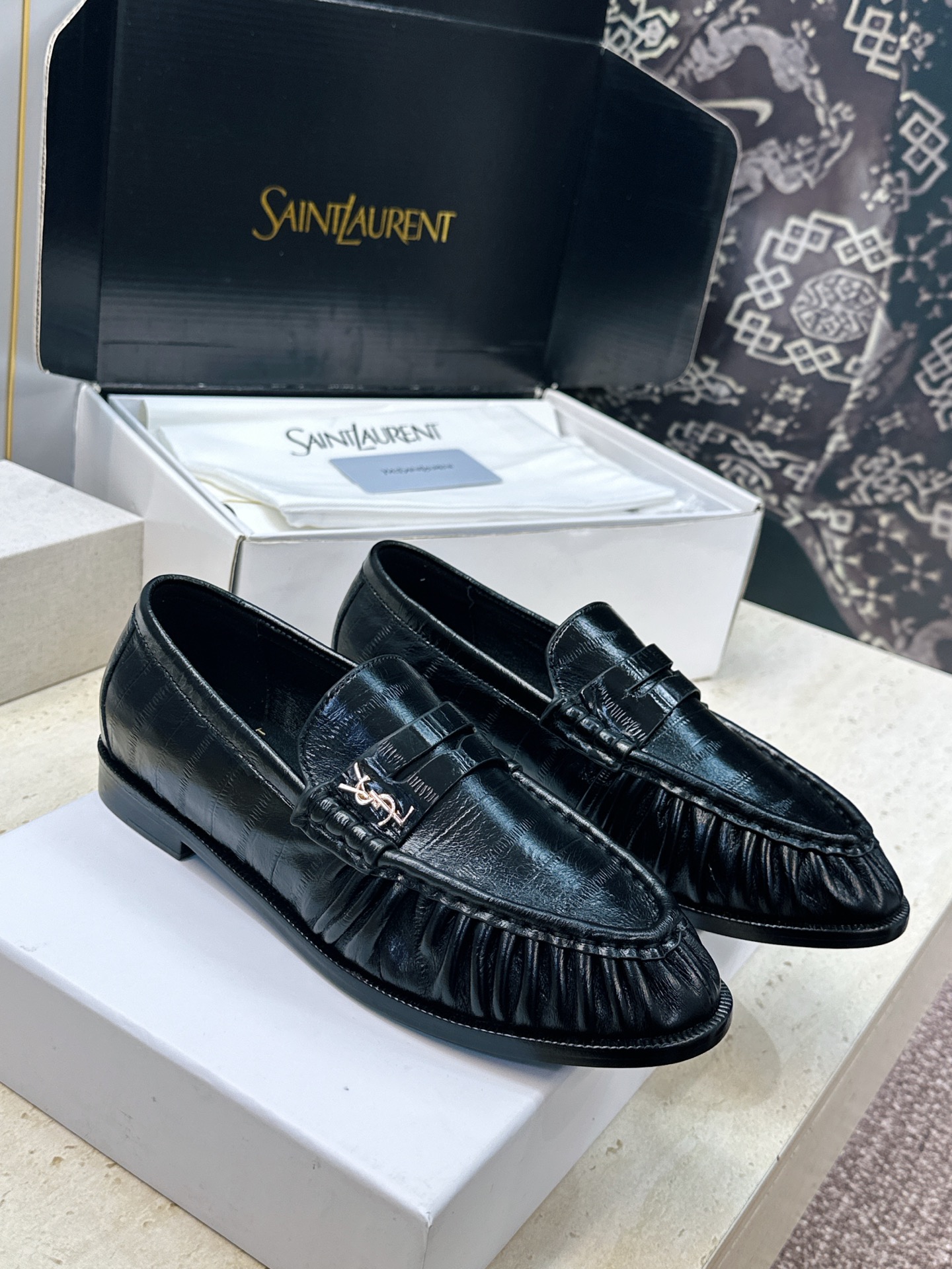 男士+20 SAINT LAURENT 2026春夏情侣新款果冻色懒人单鞋 YSL明星同款字母logo五金扣平底圆头拼色 男士+20 SAINT LAURENT 2026春夏情侣新款果冻色懒人单鞋 YSL明星同款字母logo五金扣平底圆头拼色