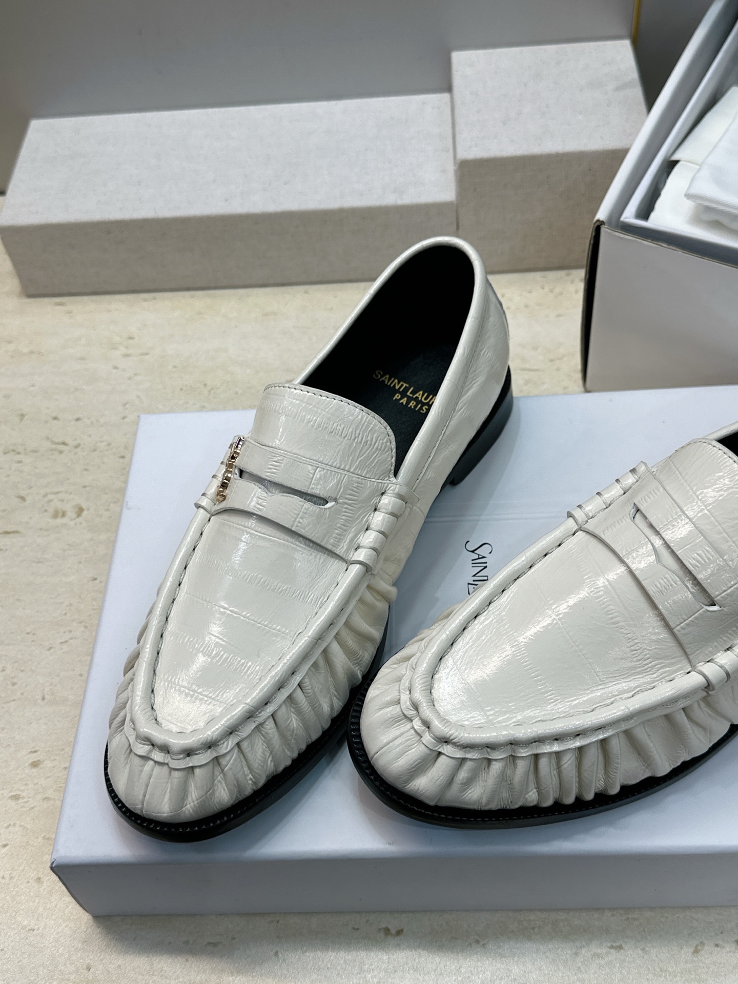 男士+20 SAINT LAURENT 2026春夏情侣新款果冻色懒人单鞋 YSL明星同款字母logo五金扣平底圆头拼色 男士+20 SAINT LAURENT 2026春夏情侣新款果冻色懒人单鞋 YSL明星同款字母logo五金扣平底圆头拼色