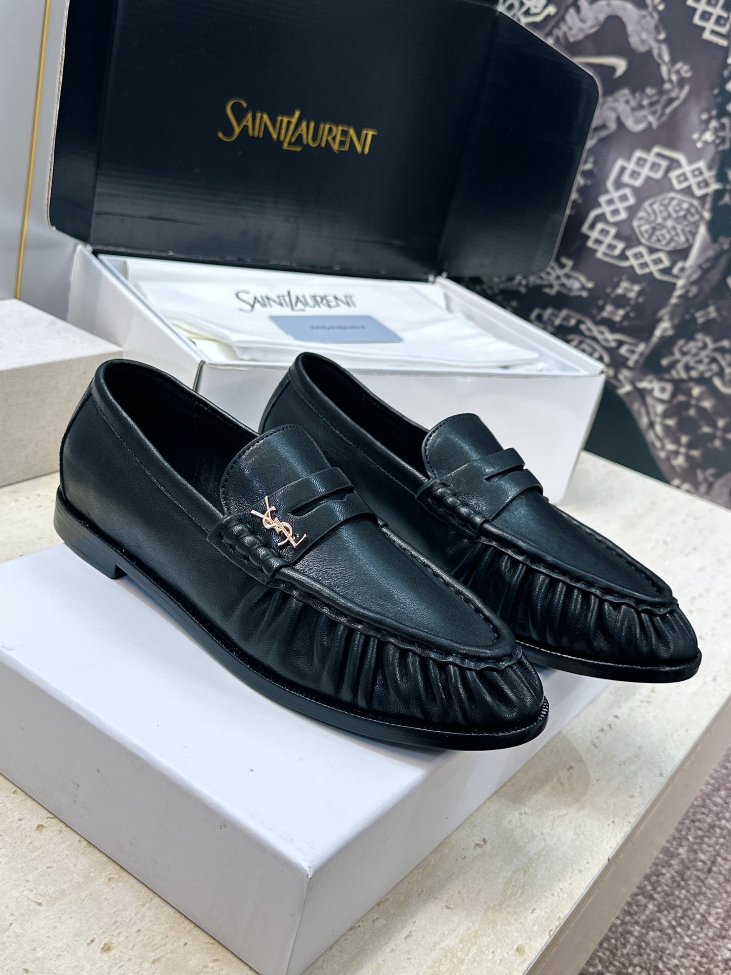 男士+20 SAINT LAURENT 2026春夏情侣新款果冻色懒人单鞋 YSL明星同款字母logo五金扣平底圆头拼色 男士+20 SAINT LAURENT 2026春夏情侣新款果冻色懒人单鞋 YSL明星同款字母logo五金扣平底圆头拼色