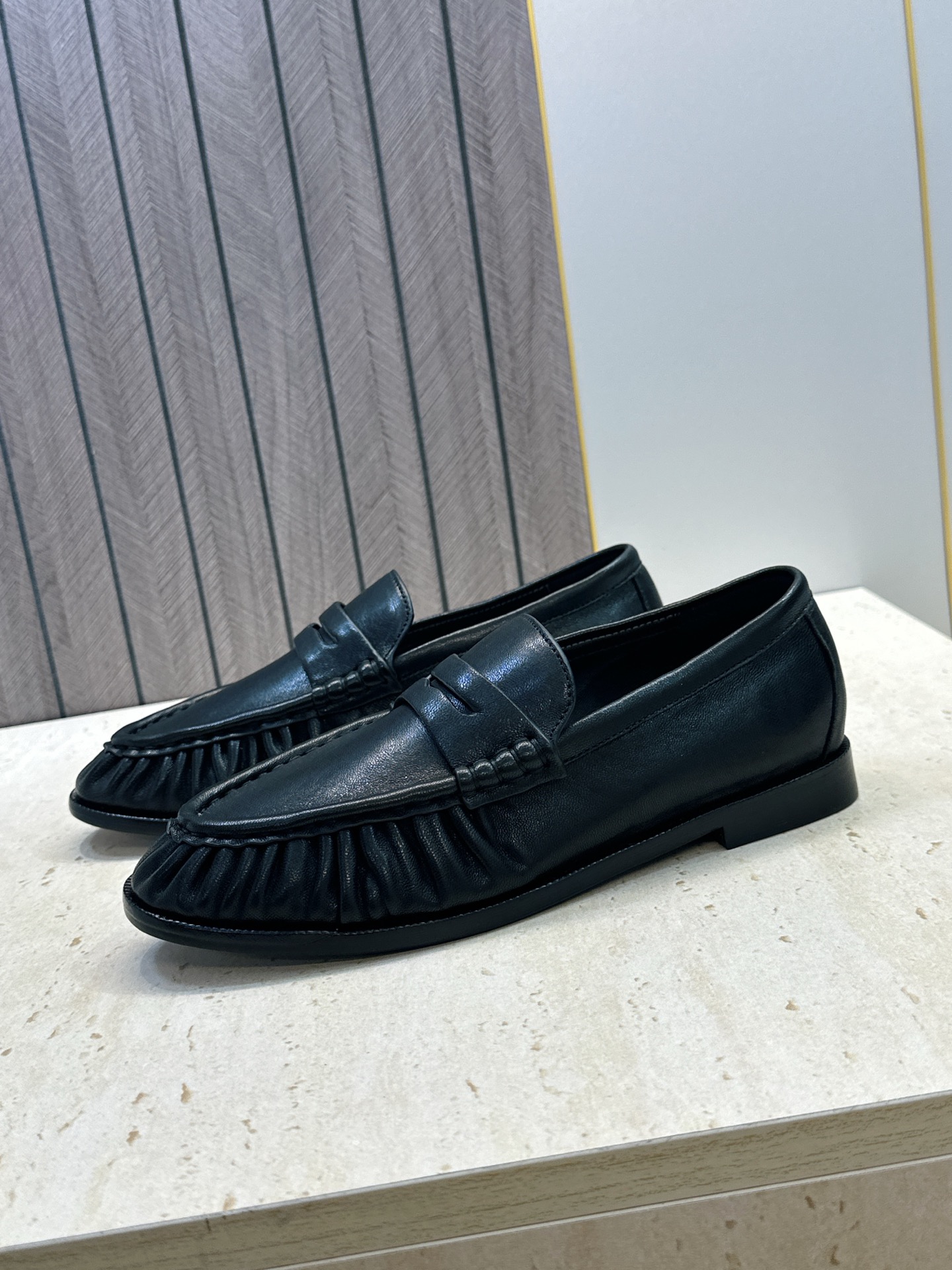 男士+20 SAINT LAURENT 2026春夏情侣新款果冻色懒人单鞋 YSL明星同款字母logo五金扣平底圆头拼色 男士+20 SAINT LAURENT 2026春夏情侣新款果冻色懒人单鞋 YSL明星同款字母logo五金扣平底圆头拼色