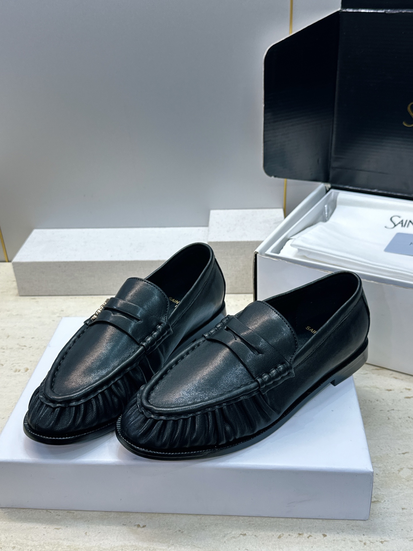 男士+20 SAINT LAURENT 2026春夏情侣新款果冻色懒人单鞋 YSL明星同款字母logo五金扣平底圆头拼色 男士+20 SAINT LAURENT 2026春夏情侣新款果冻色懒人单鞋 YSL明星同款字母logo五金扣平底圆头拼色
