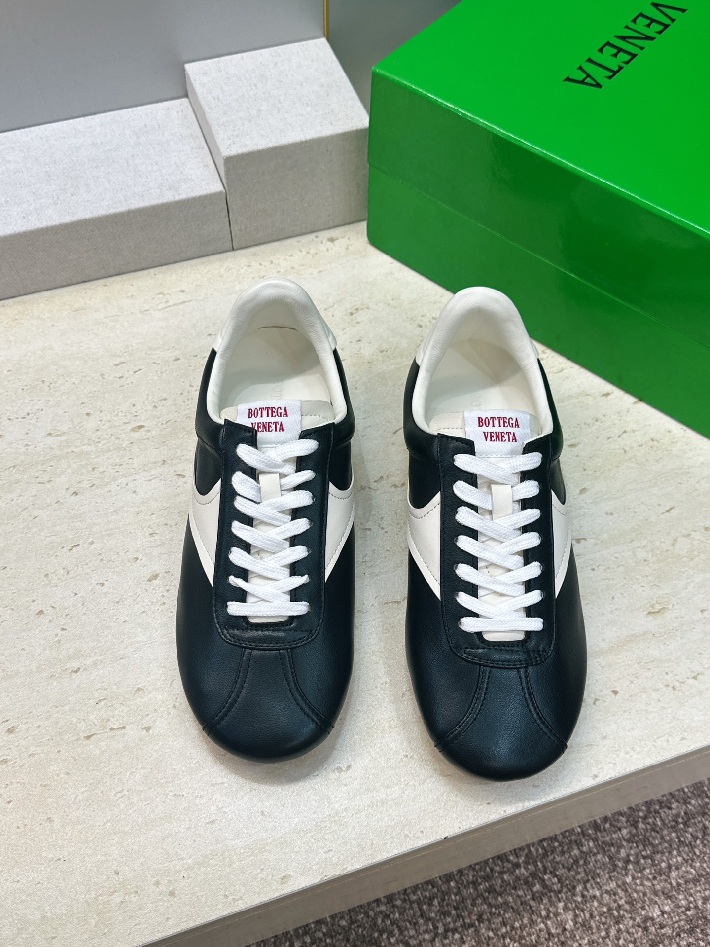 男码+10 顶级版 Bottega Veneta 葆蝶家2026秋冬情侣新款复古休闲运动徳训小白鞋 BV字母logo平底