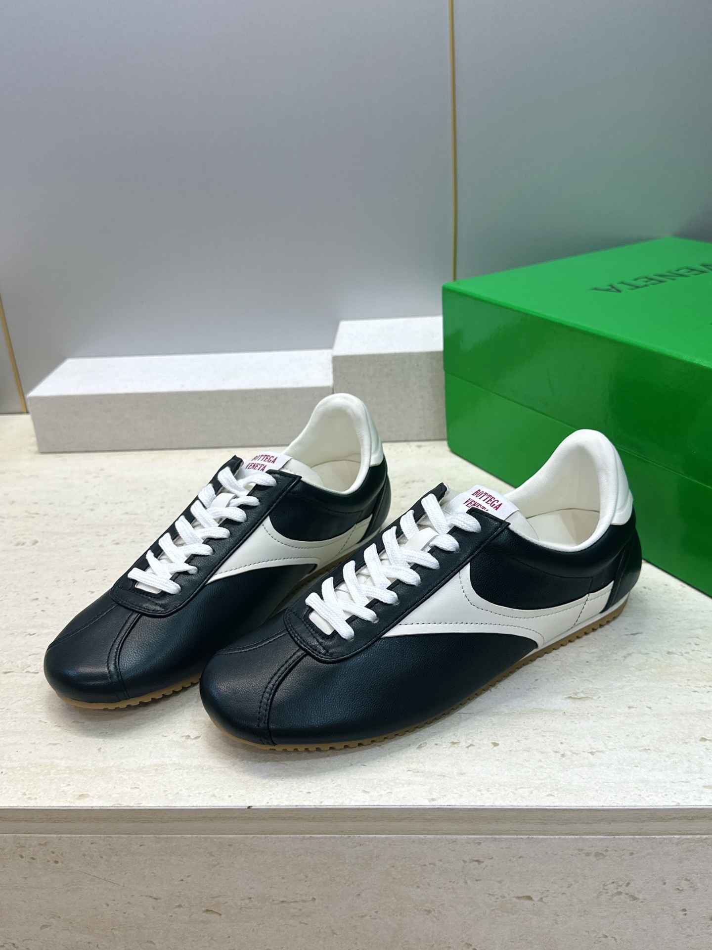 男码+10 顶级版 Bottega Veneta 葆蝶家2026秋冬情侣新款复古休闲运动徳训小白鞋 BV字母logo平底