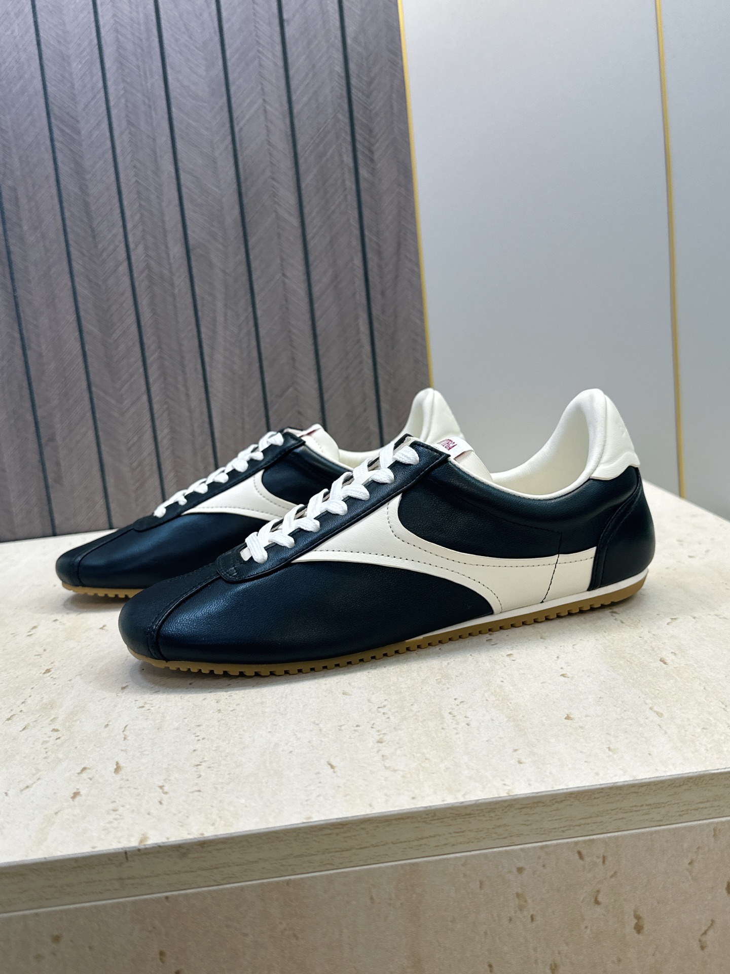 男码+10 顶级版 Bottega Veneta 葆蝶家2026秋冬情侣新款复古休闲运动徳训小白鞋 BV字母logo平底