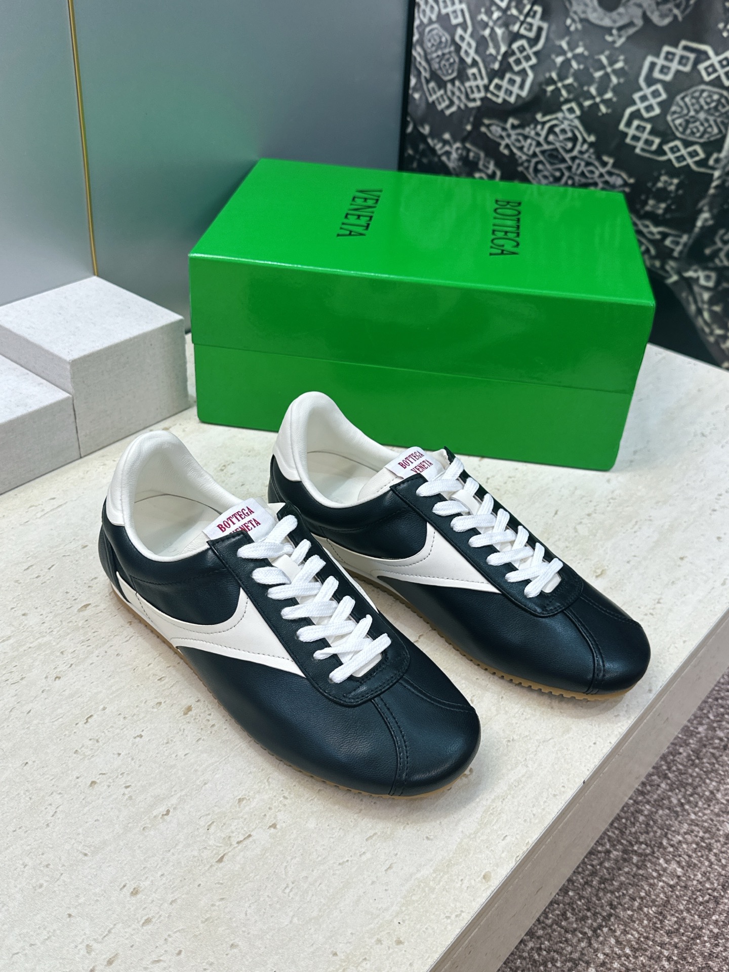 男码+10 顶级版 Bottega Veneta 葆蝶家2026秋冬情侣新款复古休闲运动徳训小白鞋 BV字母logo平底 男码+10 顶级版 Bottega Veneta 葆蝶家2026秋冬情侣新款复古休闲运动徳训小白鞋 BV字母logo平底