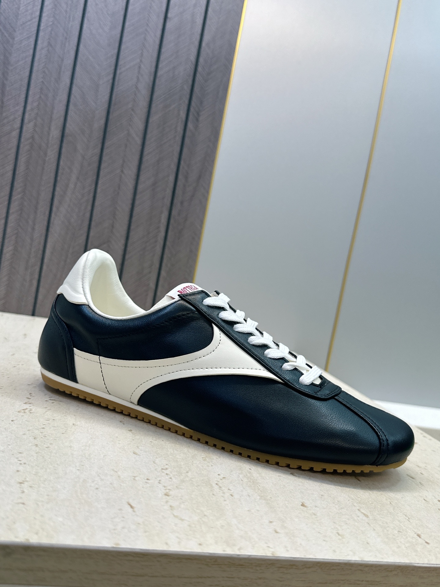 男码+10 顶级版 Bottega Veneta 葆蝶家2026秋冬情侣新款复古休闲运动徳训小白鞋 BV字母logo平底