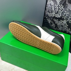 男码+10 顶级版 Bottega Veneta 葆蝶家2026秋冬情侣新款复古休闲运动徳训小白鞋 BV字母logo平底 男码+10 顶级版 Bottega Veneta 葆蝶家2026秋冬情侣新款复古休闲运动徳训小白鞋 BV字母logo平底