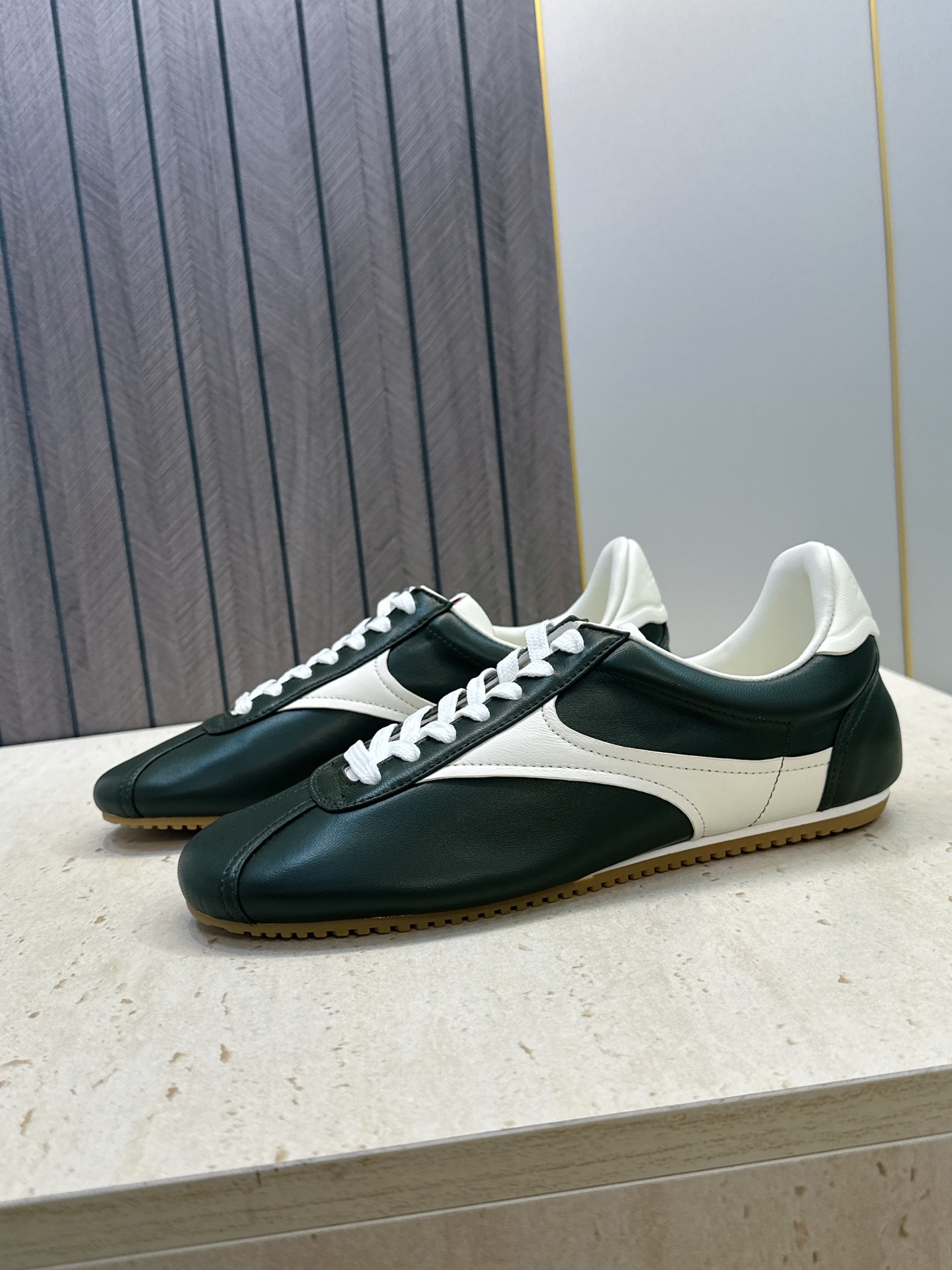男码+10 顶级版 Bottega Veneta 葆蝶家2026秋冬情侣新款复古休闲运动徳训小白鞋 BV字母logo平底 男码+10 顶级版 Bottega Veneta 葆蝶家2026秋冬情侣新款复古休闲运动徳训小白鞋 BV字母logo平底