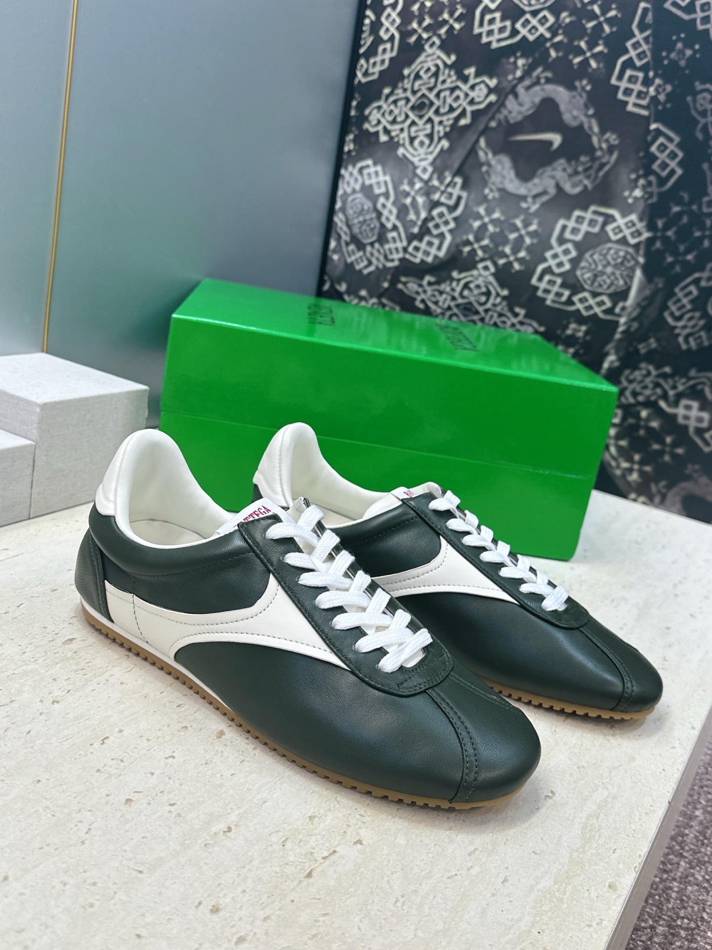 男码+10 顶级版 Bottega Veneta 葆蝶家2026秋冬情侣新款复古休闲运动徳训小白鞋 BV字母logo平底 男码+10 顶级版 Bottega Veneta 葆蝶家2026秋冬情侣新款复古休闲运动徳训小白鞋 BV字母logo平底