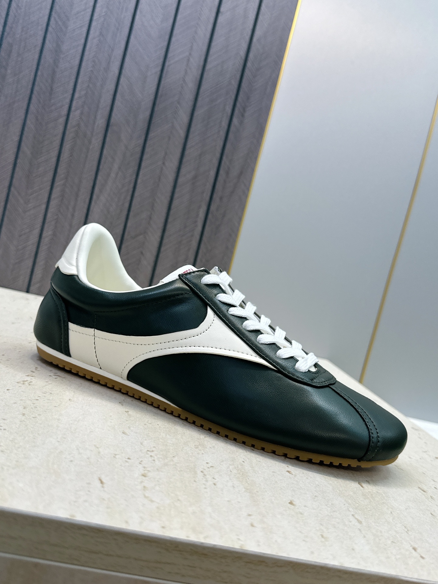 男码+10 顶级版 Bottega Veneta 葆蝶家2026秋冬情侣新款复古休闲运动徳训小白鞋 BV字母logo平底 男码+10 顶级版 Bottega Veneta 葆蝶家2026秋冬情侣新款复古休闲运动徳训小白鞋 BV字母logo平底