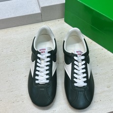 男码+10 顶级版 Bottega Veneta 葆蝶家2026秋冬情侣新款复古休闲运动徳训小白鞋 BV字母logo平底 男码+10 顶级版 Bottega Veneta 葆蝶家2026秋冬情侣新款复古休闲运动徳训小白鞋 BV字母logo平底