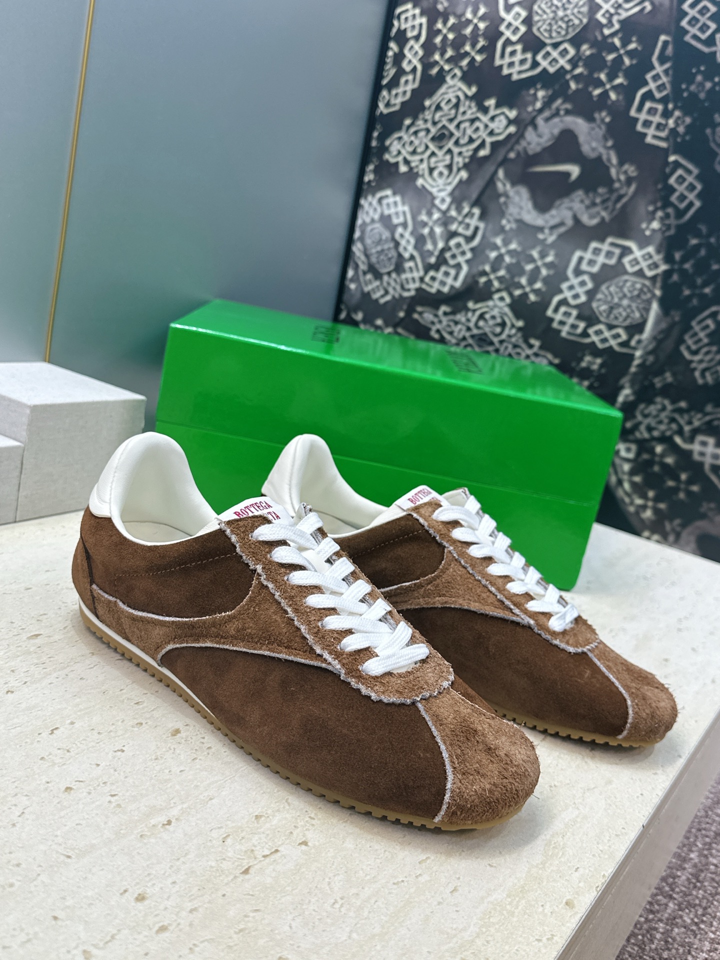 男码+10 顶级版 Bottega Veneta 葆蝶家2026秋冬情侣新款复古休闲运动徳训小白鞋 BV字母logo平底 男码+10 顶级版 Bottega Veneta 葆蝶家2026秋冬情侣新款复古休闲运动徳训小白鞋 BV字母logo平底