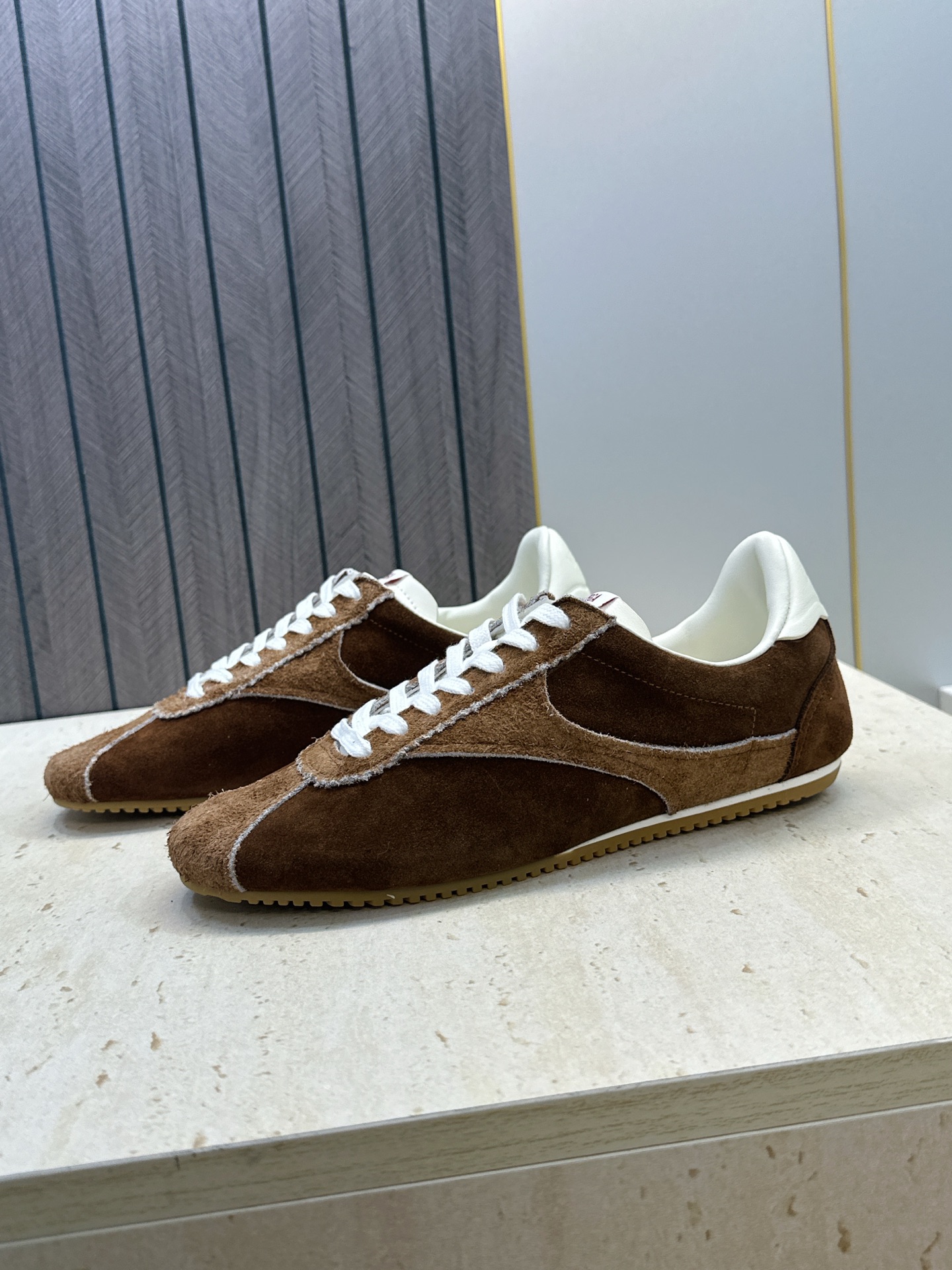 男码+10 顶级版 Bottega Veneta 葆蝶家2026秋冬情侣新款复古休闲运动徳训小白鞋 BV字母logo平底 男码+10 顶级版 Bottega Veneta 葆蝶家2026秋冬情侣新款复古休闲运动徳训小白鞋 BV字母logo平底