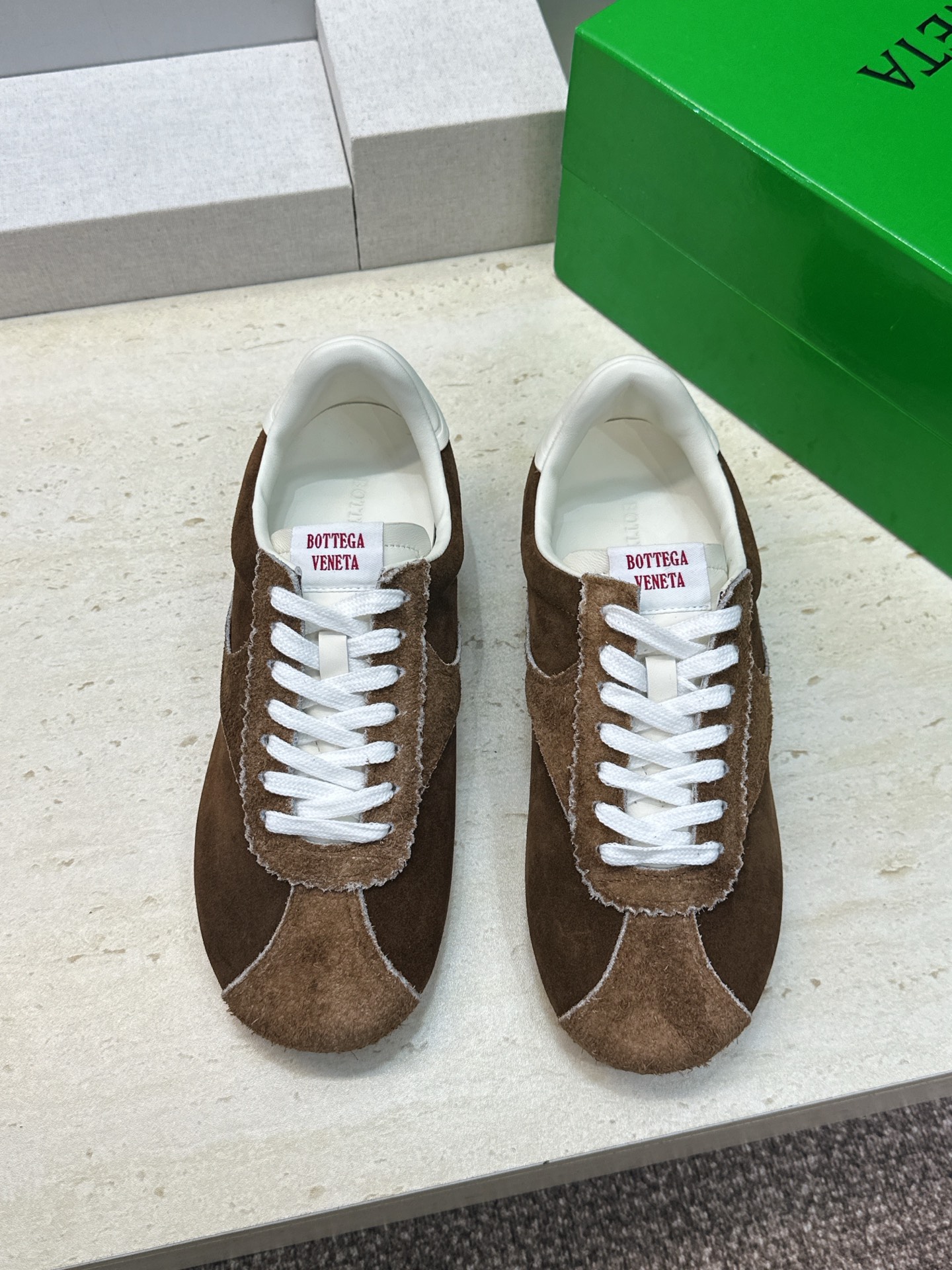 男码+10 顶级版 Bottega Veneta 葆蝶家2026秋冬情侣新款复古休闲运动徳训小白鞋 BV字母logo平底 男码+10 顶级版 Bottega Veneta 葆蝶家2026秋冬情侣新款复古休闲运动徳训小白鞋 BV字母logo平底