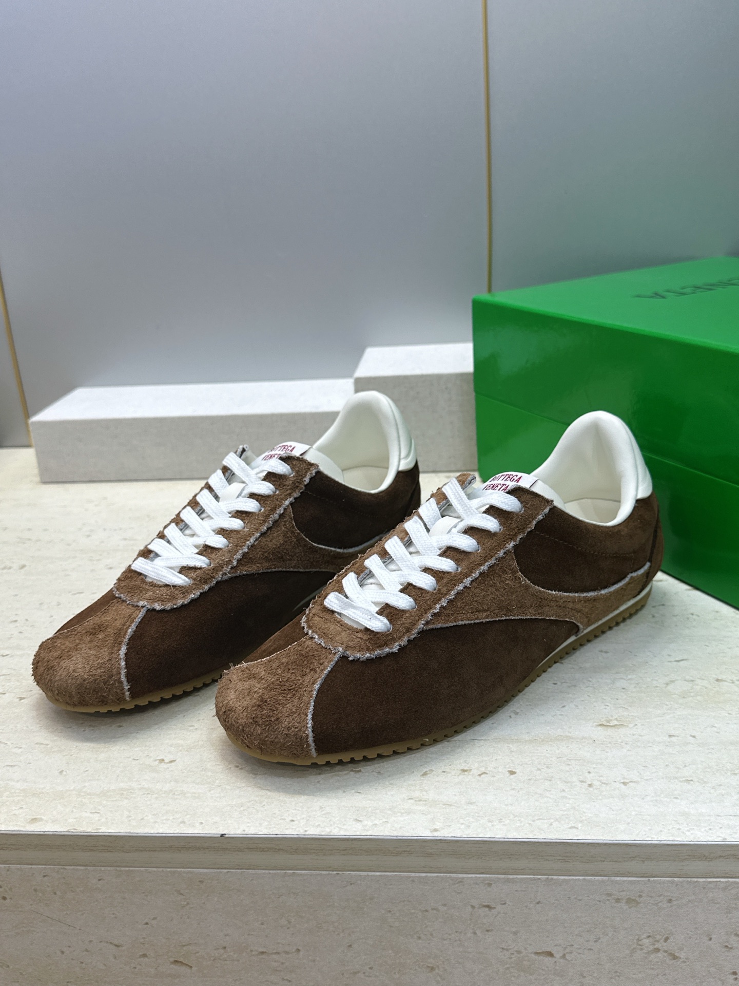 男码+10 顶级版 Bottega Veneta 葆蝶家2026秋冬情侣新款复古休闲运动徳训小白鞋 BV字母logo平底 男码+10 顶级版 Bottega Veneta 葆蝶家2026秋冬情侣新款复古休闲运动徳训小白鞋 BV字母logo平底