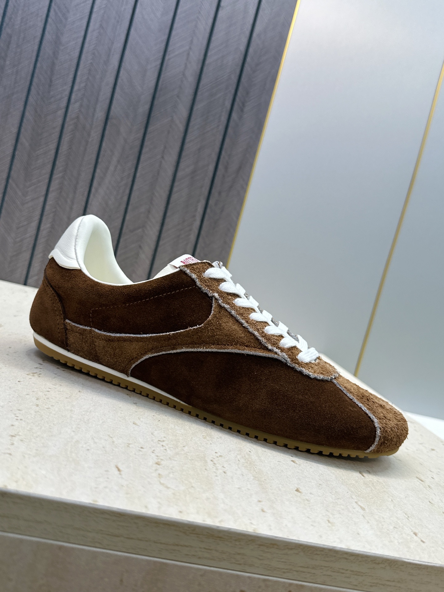 男码+10 顶级版 Bottega Veneta 葆蝶家2026秋冬情侣新款复古休闲运动徳训小白鞋 BV字母logo平底 男码+10 顶级版 Bottega Veneta 葆蝶家2026秋冬情侣新款复古休闲运动徳训小白鞋 BV字母logo平底