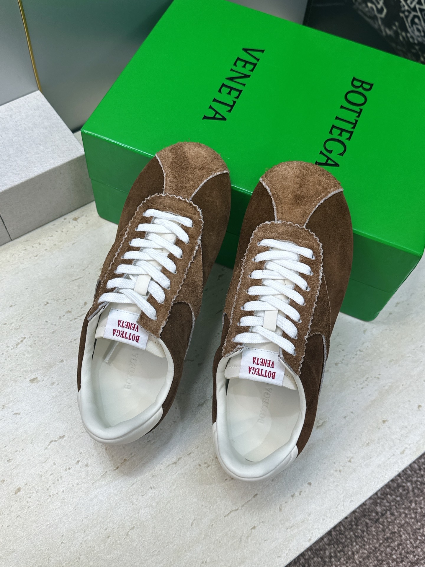 男码+10 顶级版 Bottega Veneta 葆蝶家2026秋冬情侣新款复古休闲运动徳训小白鞋 BV字母logo平底 男码+10 顶级版 Bottega Veneta 葆蝶家2026秋冬情侣新款复古休闲运动徳训小白鞋 BV字母logo平底