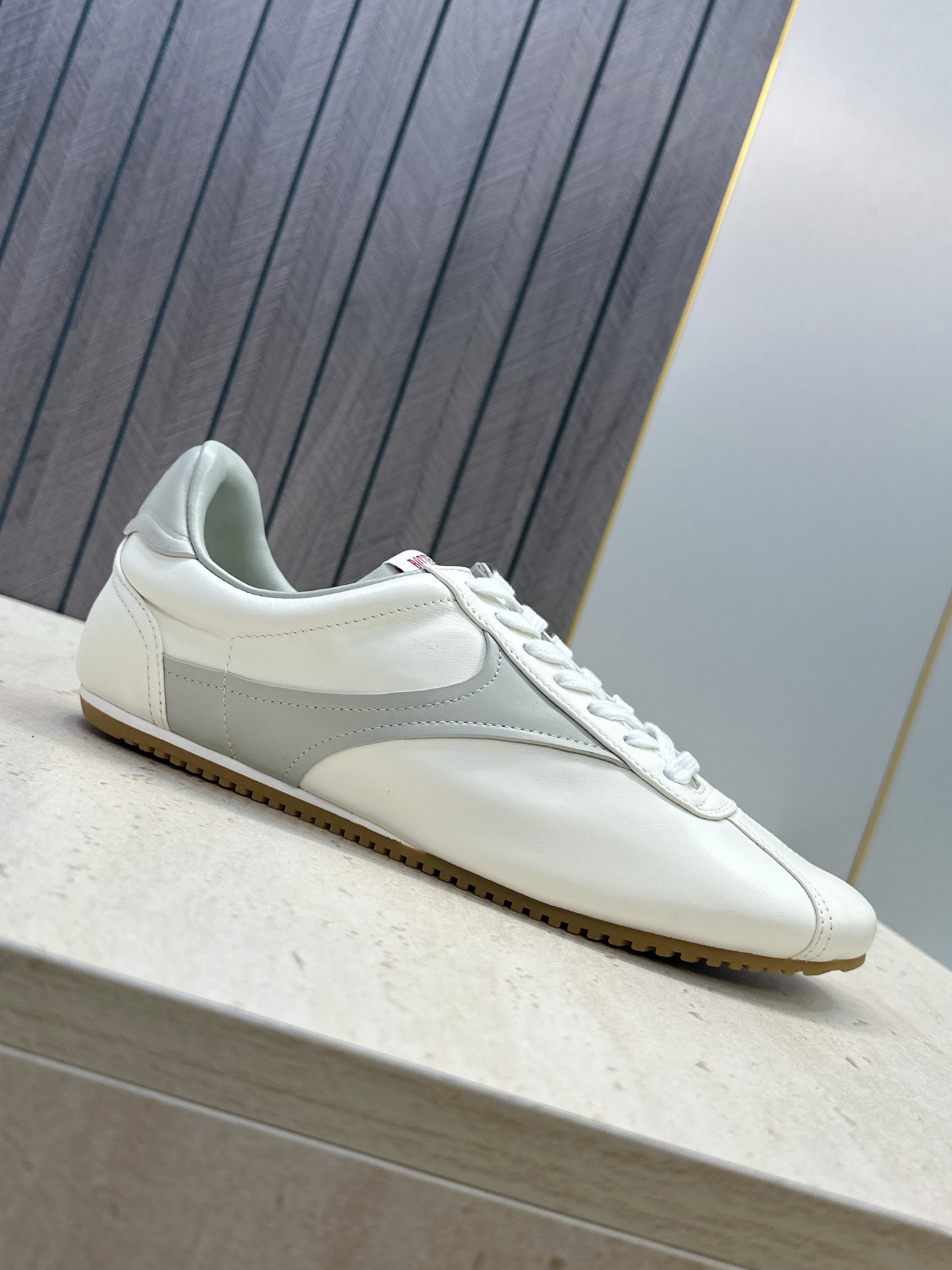 男码+10 顶级版 Bottega Veneta 葆蝶家2026秋冬情侣新款复古休闲运动徳训小白鞋 BV字母logo平底 男码+10 顶级版 Bottega Veneta 葆蝶家2026秋冬情侣新款复古休闲运动徳训小白鞋 BV字母logo平底