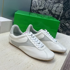 男码+10 顶级版 Bottega Veneta 葆蝶家2026秋冬情侣新款复古休闲运动徳训小白鞋 BV字母logo平底 男码+10 顶级版 Bottega Veneta 葆蝶家2026秋冬情侣新款复古休闲运动徳训小白鞋 BV字母logo平底