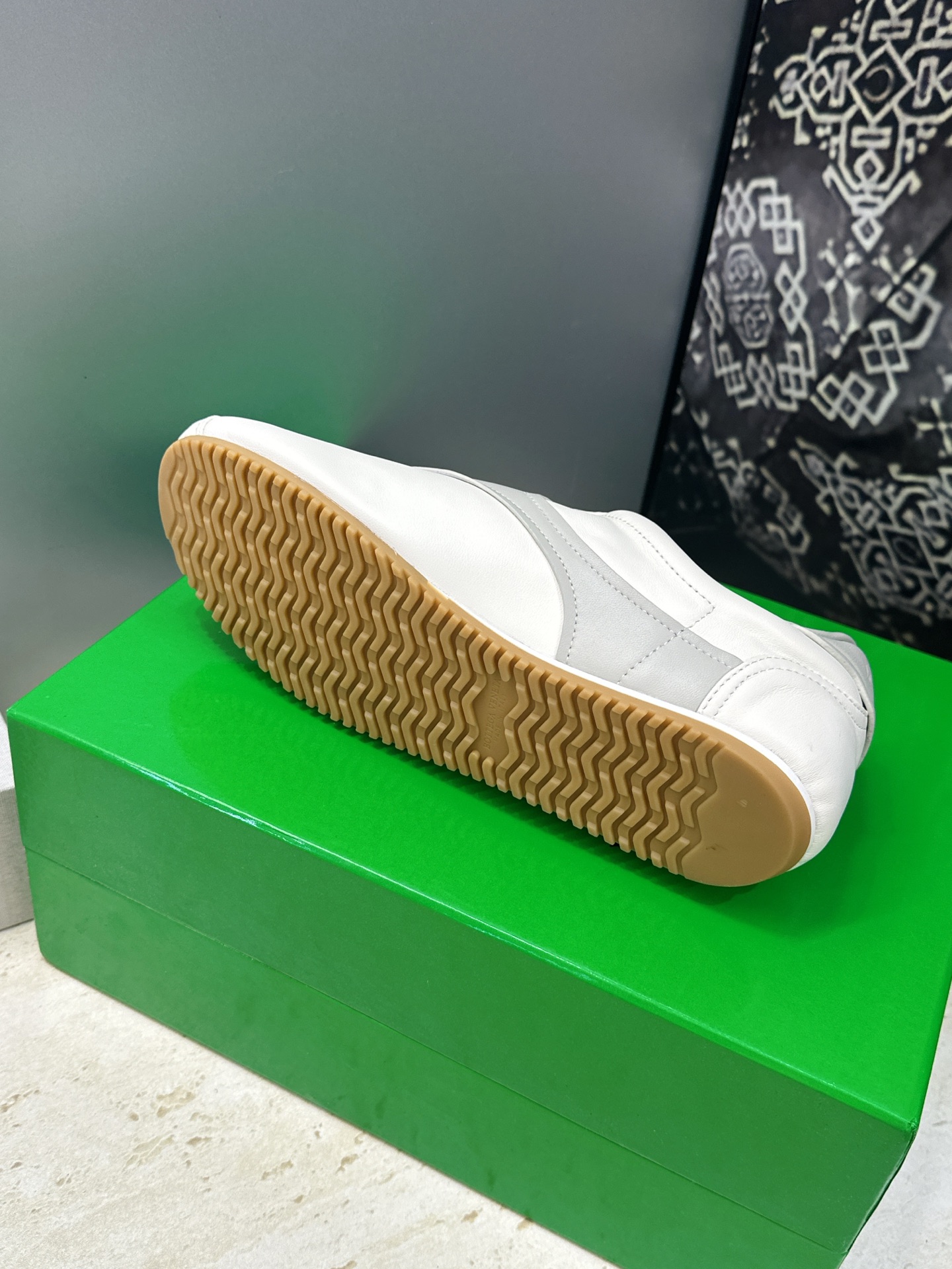男码+10 顶级版 Bottega Veneta 葆蝶家2026秋冬情侣新款复古休闲运动徳训小白鞋 BV字母logo平底 男码+10 顶级版 Bottega Veneta 葆蝶家2026秋冬情侣新款复古休闲运动徳训小白鞋 BV字母logo平底