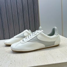 男码+10 顶级版 Bottega Veneta 葆蝶家2026秋冬情侣新款复古休闲运动徳训小白鞋 BV字母logo平底 男码+10 顶级版 Bottega Veneta 葆蝶家2026秋冬情侣新款复古休闲运动徳训小白鞋 BV字母logo平底
