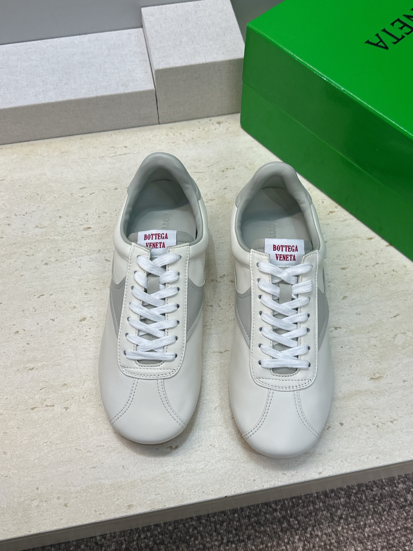 男码+10 顶级版 Bottega Veneta 葆蝶家2026秋冬情侣新款复古休闲运动徳训小白鞋 BV字母logo平底 男码+10 顶级版 Bottega Veneta 葆蝶家2026秋冬情侣新款复古休闲运动徳训小白鞋 BV字母logo平底