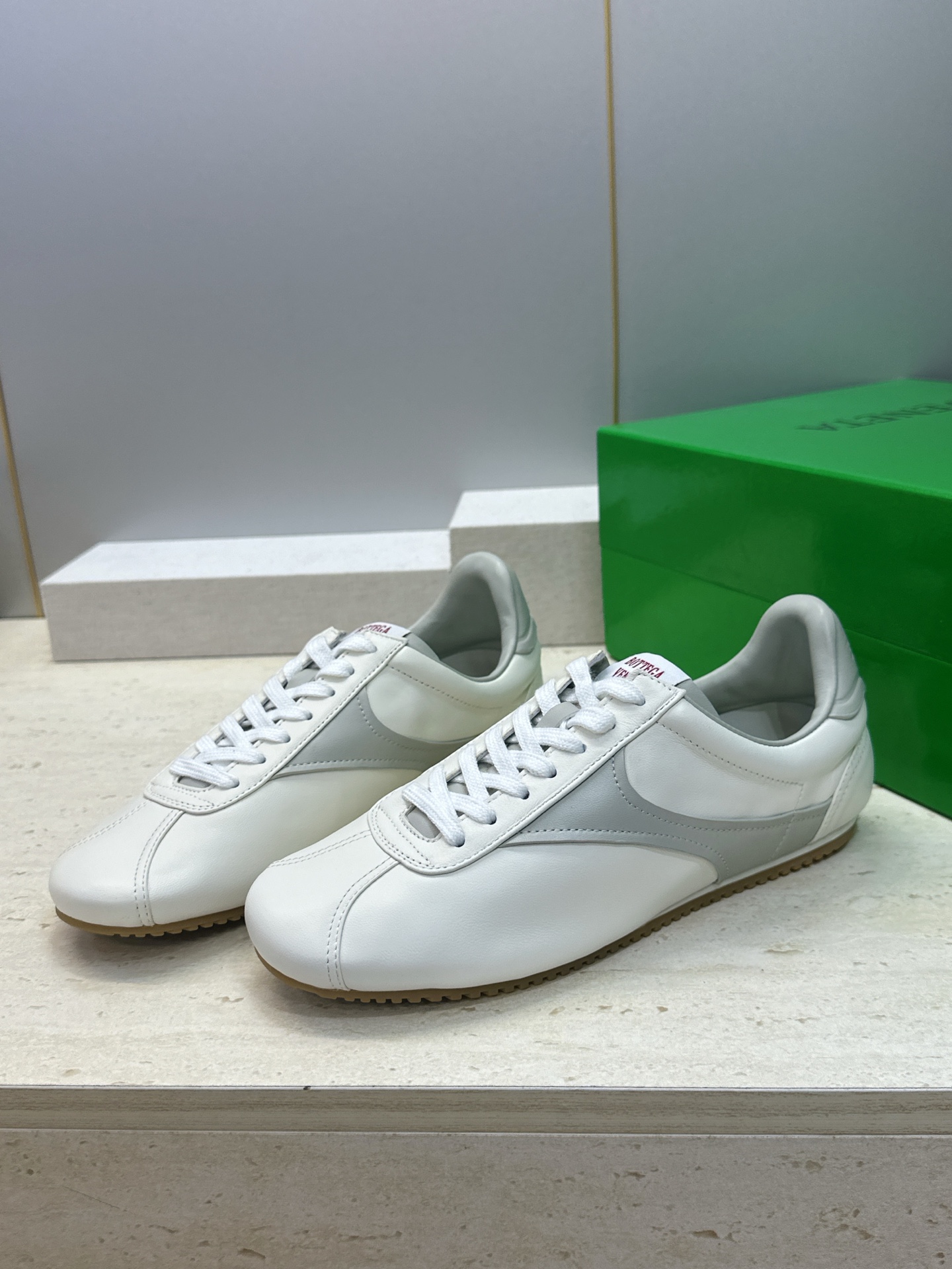 男码+10 顶级版 Bottega Veneta 葆蝶家2026秋冬情侣新款复古休闲运动徳训小白鞋 BV字母logo平底 男码+10 顶级版 Bottega Veneta 葆蝶家2026秋冬情侣新款复古休闲运动徳训小白鞋 BV字母logo平底