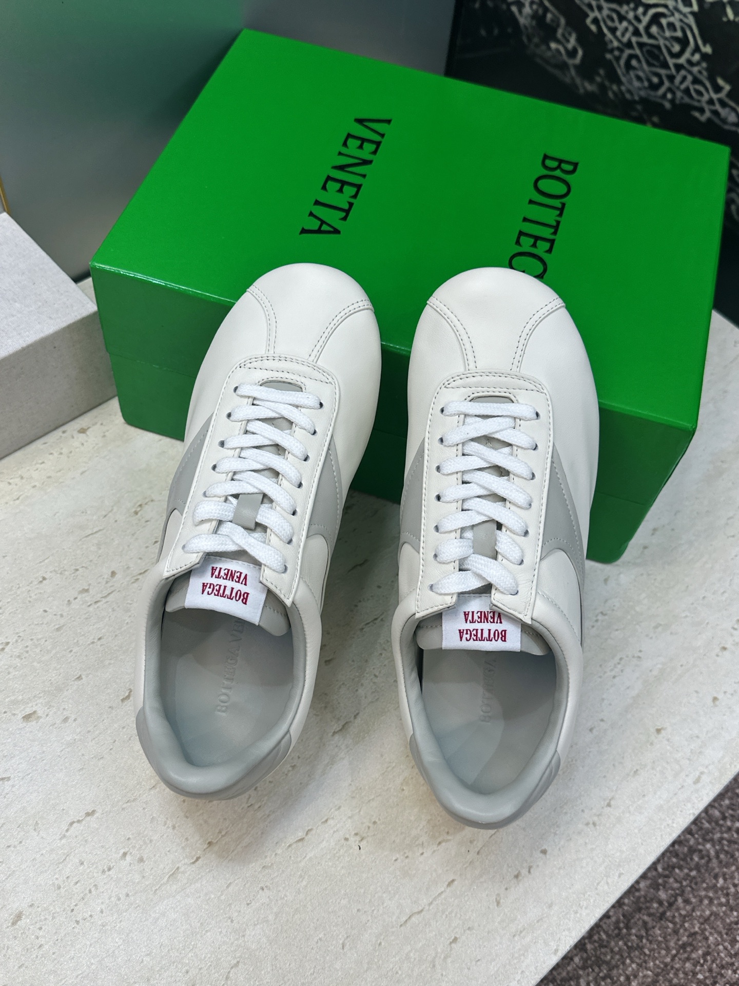 男码+10 顶级版 Bottega Veneta 葆蝶家2026秋冬情侣新款复古休闲运动徳训小白鞋 BV字母logo平底 男码+10 顶级版 Bottega Veneta 葆蝶家2026秋冬情侣新款复古休闲运动徳训小白鞋 BV字母logo平底