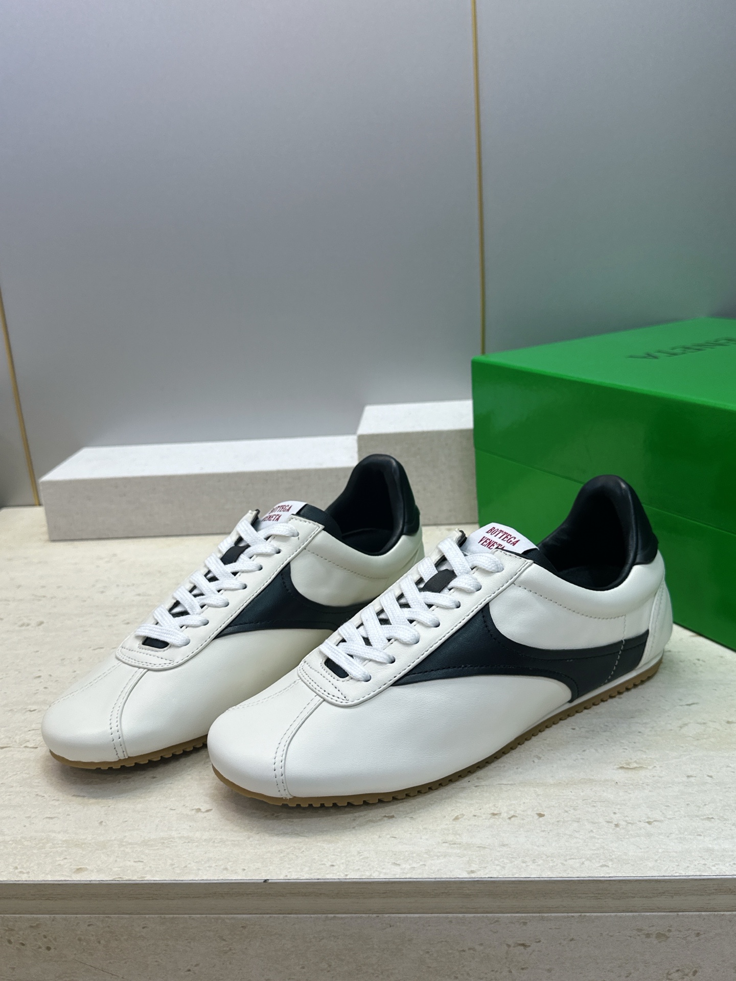 男码+10 顶级版 Bottega Veneta 葆蝶家2026秋冬情侣新款复古休闲运动徳训小白鞋 BV字母logo平底
