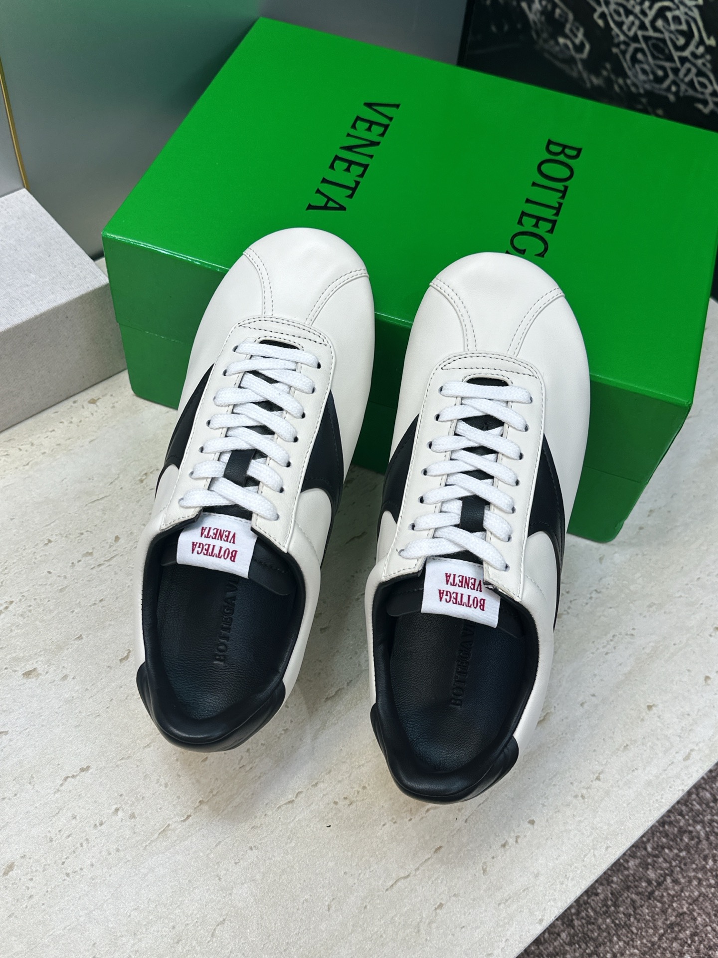 男码+10 顶级版 Bottega Veneta 葆蝶家2026秋冬情侣新款复古休闲运动徳训小白鞋 BV字母logo平底