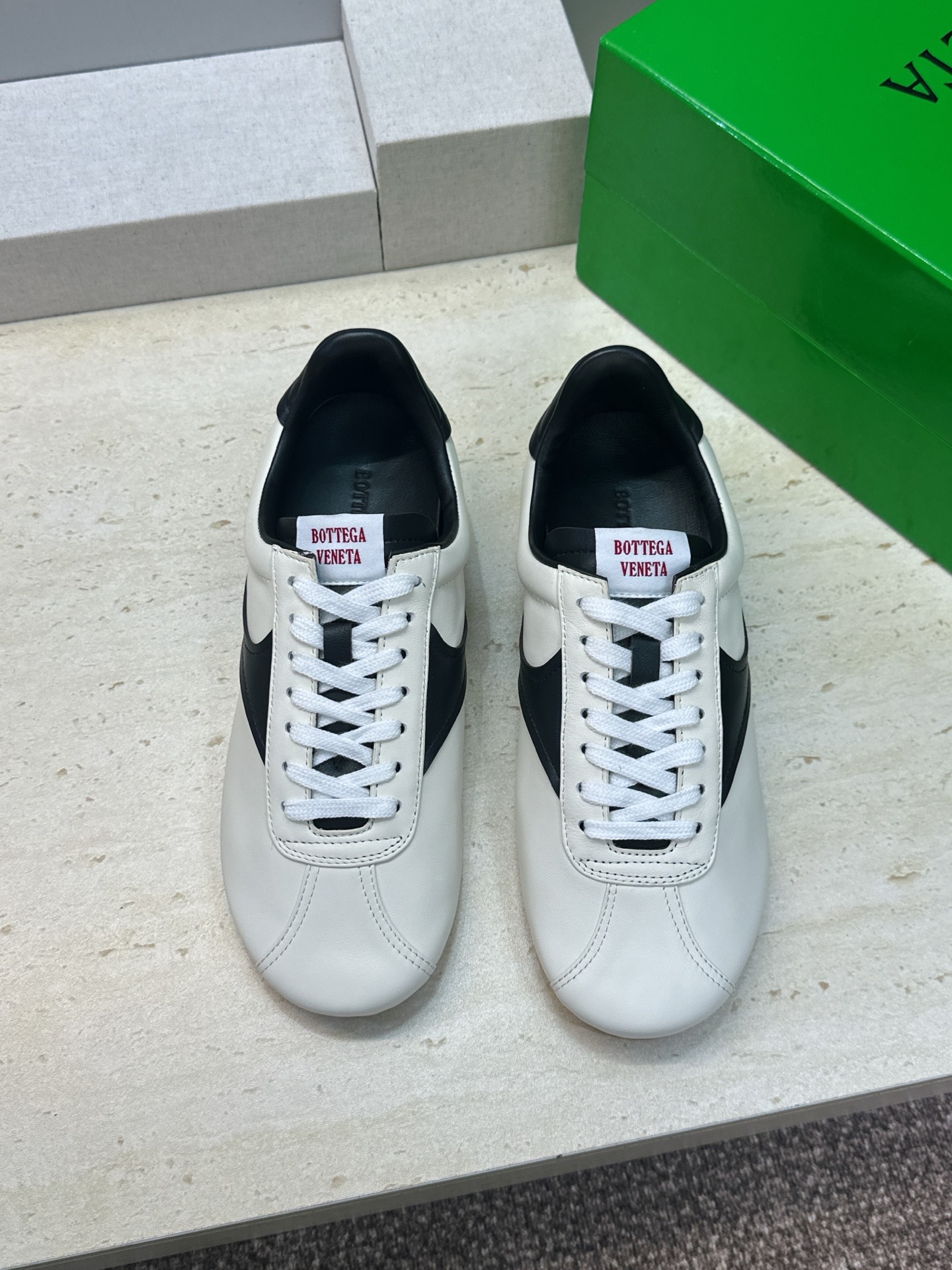 男码+10 顶级版 Bottega Veneta 葆蝶家2026秋冬情侣新款复古休闲运动徳训小白鞋 BV字母logo平底