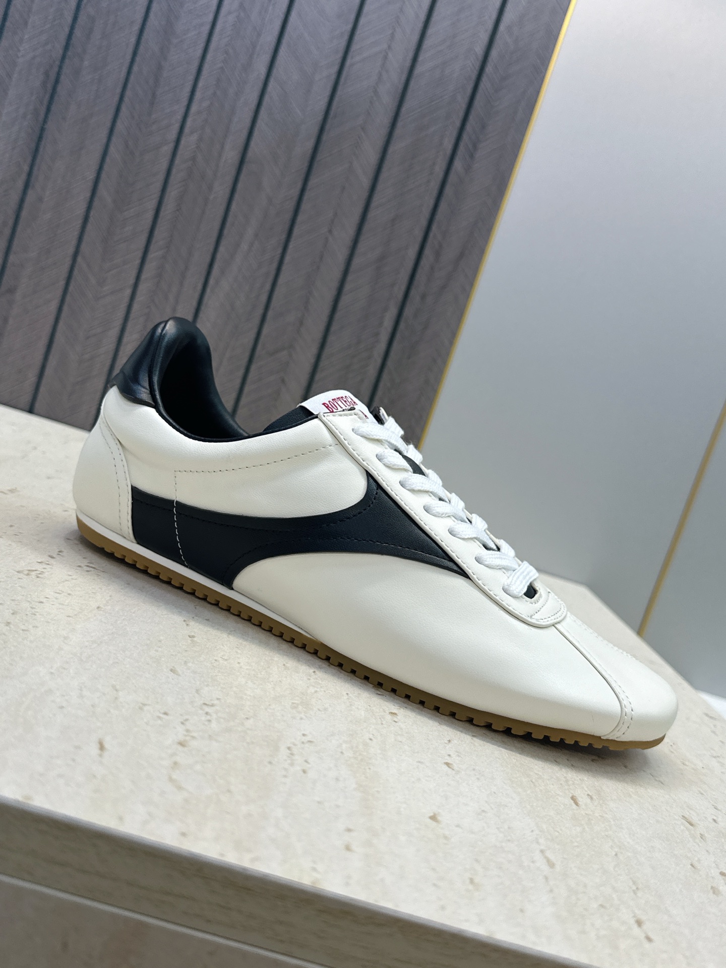 男码+10 顶级版 Bottega Veneta 葆蝶家2026秋冬情侣新款复古休闲运动徳训小白鞋 BV字母logo平底