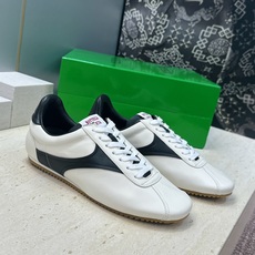 男码+10 顶级版 Bottega Veneta 葆蝶家2026秋冬情侣新款复古休闲运动徳训小白鞋 BV字母logo平底 男码+10 顶级版 Bottega Veneta 葆蝶家2026秋冬情侣新款复古休闲运动徳训小白鞋 BV字母logo平底