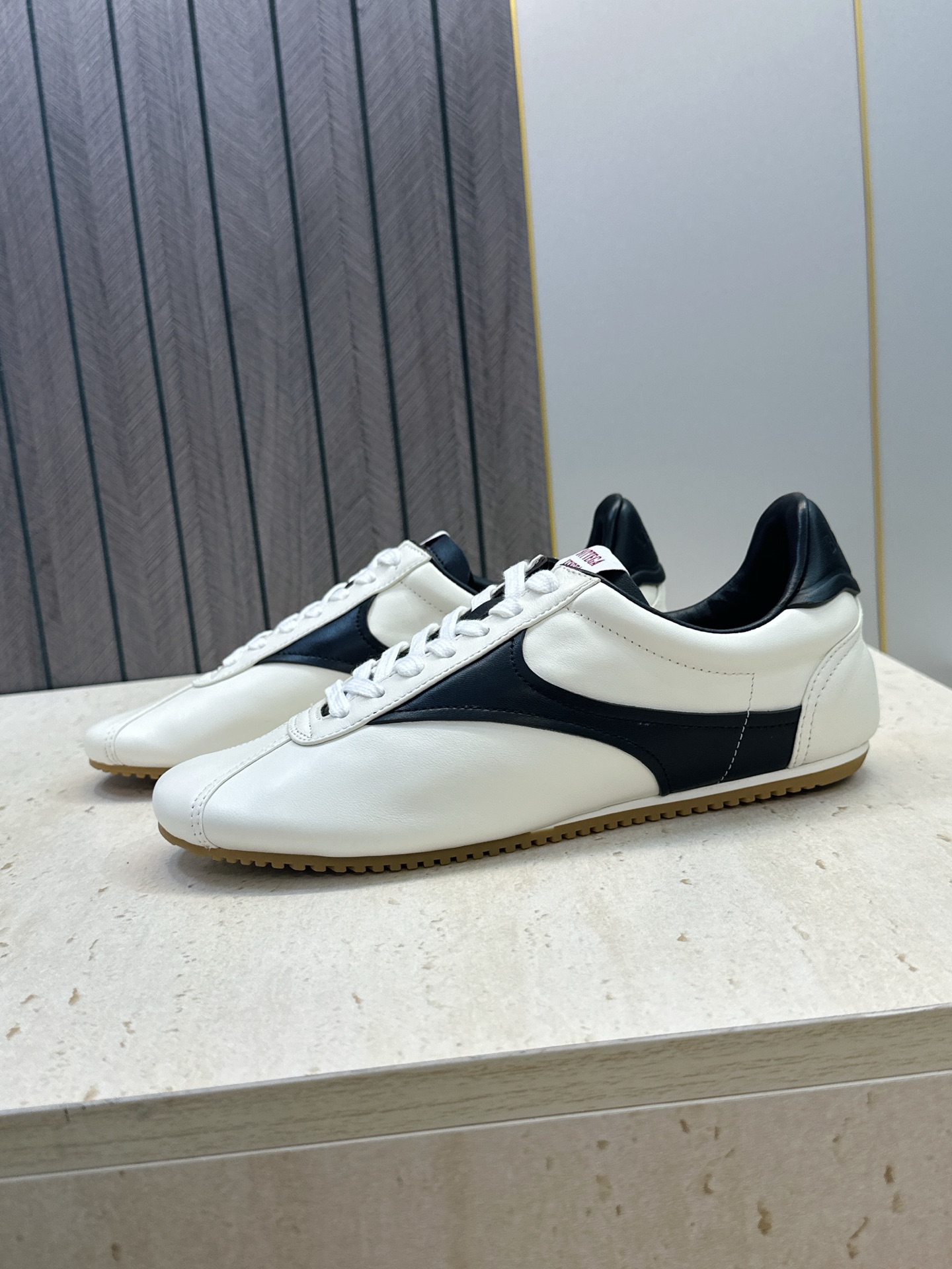 男码+10 顶级版 Bottega Veneta 葆蝶家2026秋冬情侣新款复古休闲运动徳训小白鞋 BV字母logo平底