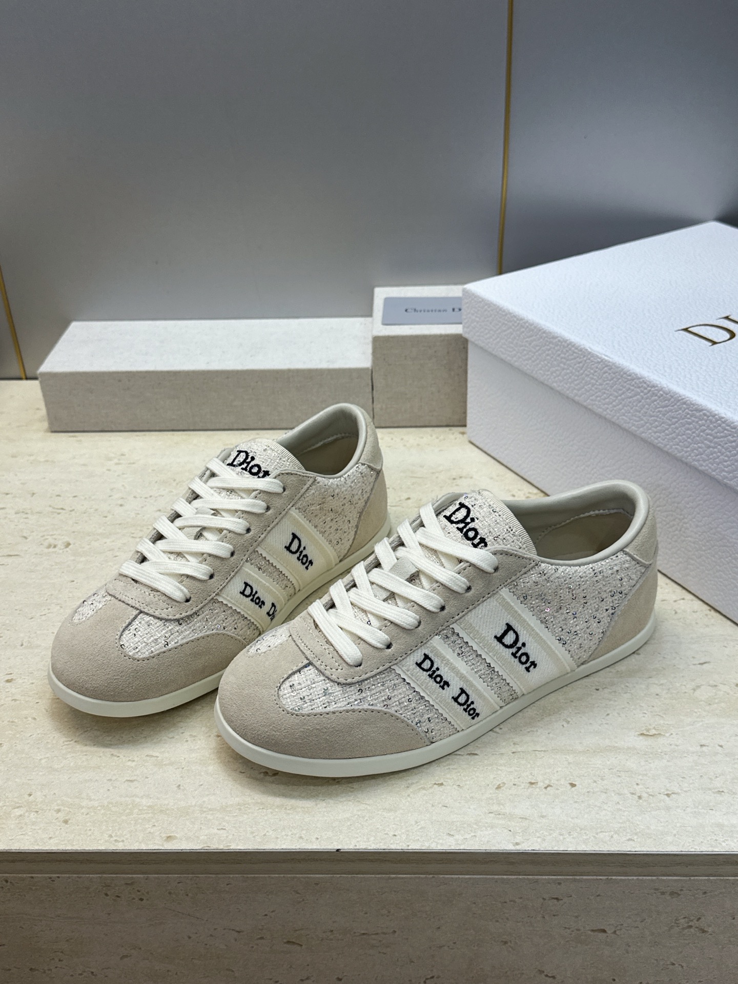 迪奥 Dior 2026春夏新款Ribbon系带休闲帆布运动小白鞋 CD字母logo织带平底圆头拼色阿甘德训鞋 材质: 迪奥 Dior 2026春夏新款Ribbon系带休闲帆布运动小白鞋 CD字母logo织带平底圆头拼色阿甘德训鞋 材质: