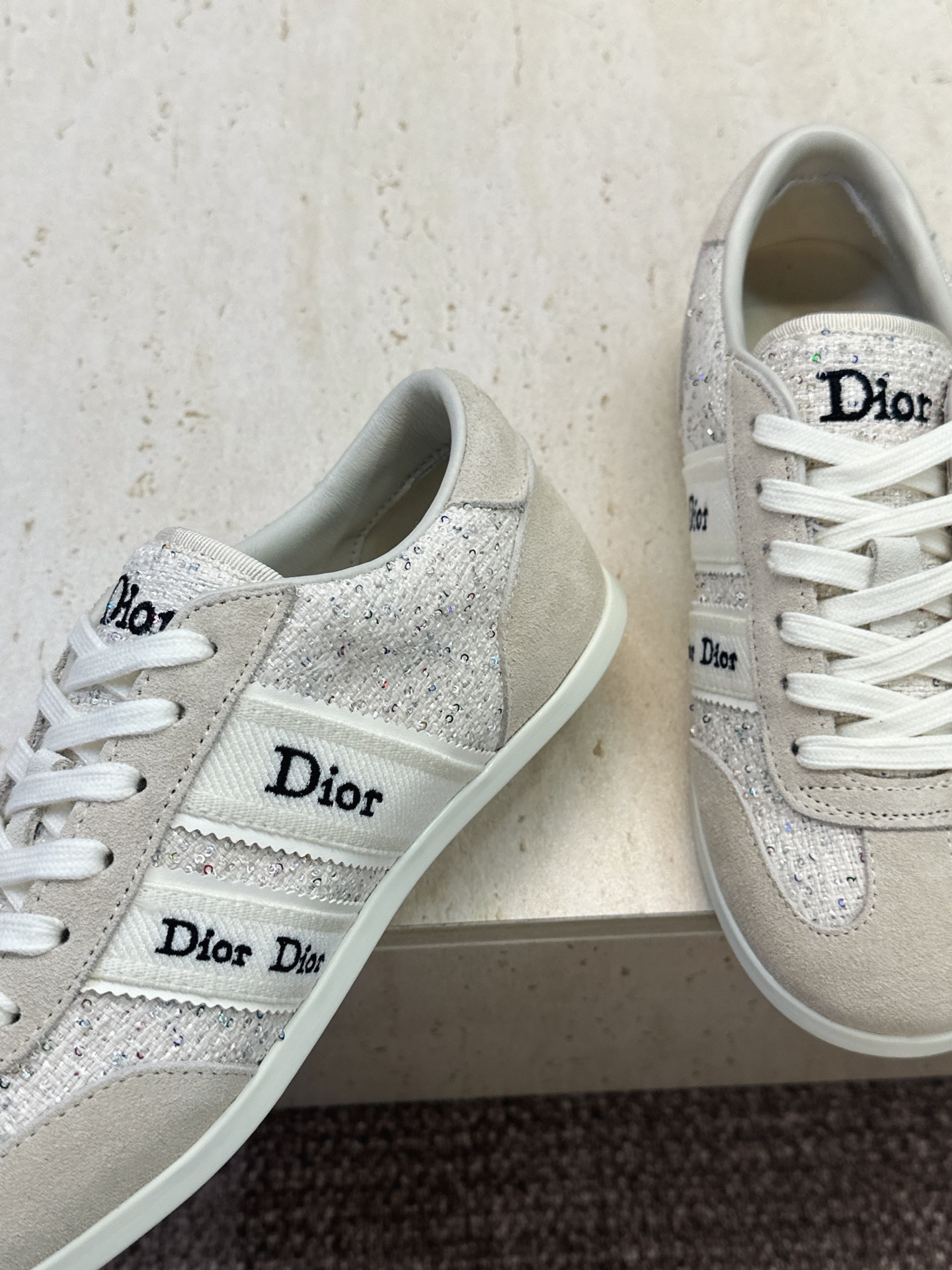 迪奥 Dior 2026春夏新款Ribbon系带休闲帆布运动小白鞋 CD字母logo织带平底圆头拼色阿甘德训鞋 材质: 迪奥 Dior 2026春夏新款Ribbon系带休闲帆布运动小白鞋 CD字母logo织带平底圆头拼色阿甘德训鞋 材质: