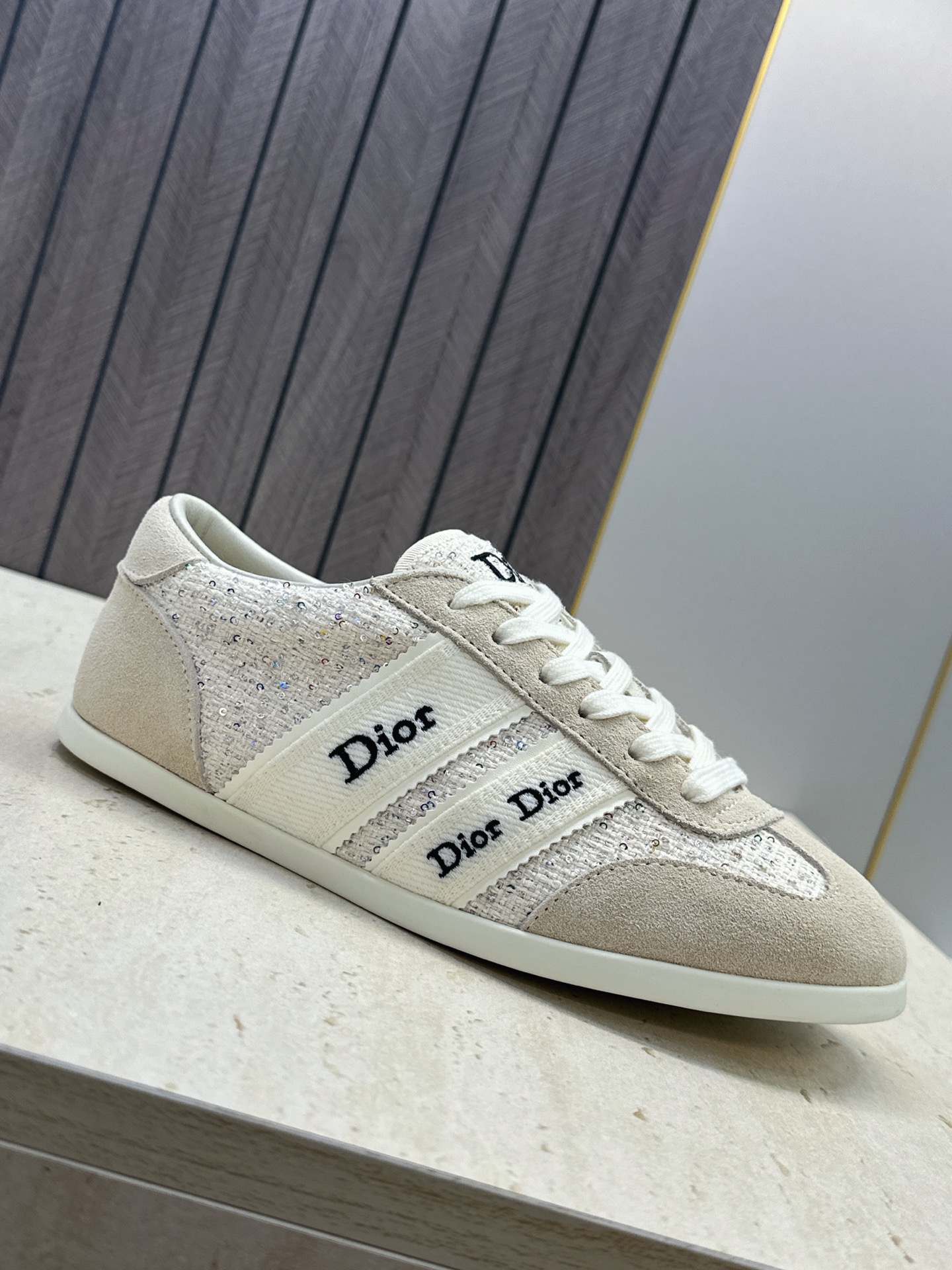 迪奥 Dior 2026春夏新款Ribbon系带休闲帆布运动小白鞋 CD字母logo织带平底圆头拼色阿甘德训鞋 材质: 迪奥 Dior 2026春夏新款Ribbon系带休闲帆布运动小白鞋 CD字母logo织带平底圆头拼色阿甘德训鞋 材质: