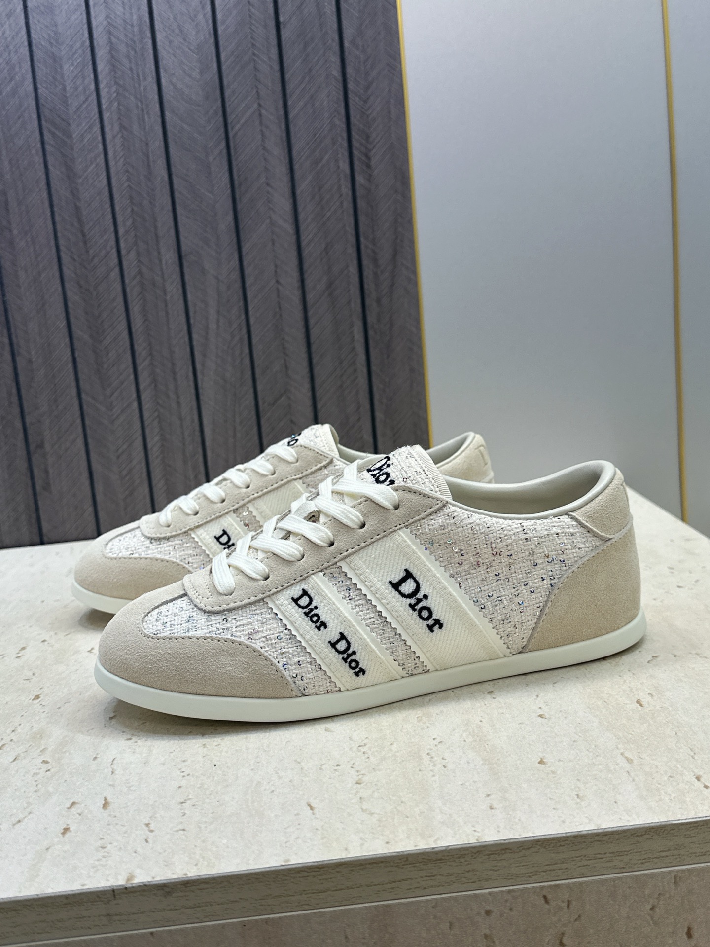 迪奥 Dior 2026春夏新款Ribbon系带休闲帆布运动小白鞋 CD字母logo织带平底圆头拼色阿甘德训鞋 材质: 迪奥 Dior 2026春夏新款Ribbon系带休闲帆布运动小白鞋 CD字母logo织带平底圆头拼色阿甘德训鞋 材质: