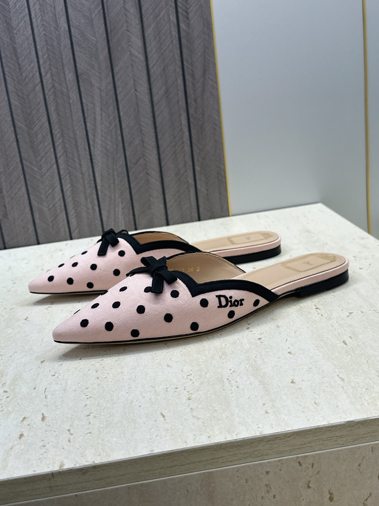迪奥 Dior 2026春夏新款Romance 蝴蝶结波点拼色穆勒女鞋 CD字母logo立体刺绣平底尖头凉拖鞋 材质:鞋 迪奥 Dior 2026春夏新款Romance 蝴蝶结波点拼色穆勒女鞋 CD字母logo立体刺绣平底尖头凉拖鞋 材质:鞋