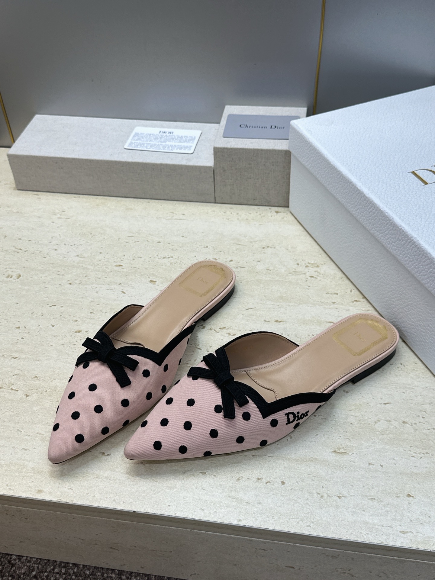 迪奥 Dior 2026春夏新款Romance 蝴蝶结波点拼色穆勒女鞋 CD字母logo立体刺绣平底尖头凉拖鞋 材质:鞋 迪奥 Dior 2026春夏新款Romance 蝴蝶结波点拼色穆勒女鞋 CD字母logo立体刺绣平底尖头凉拖鞋 材质:鞋