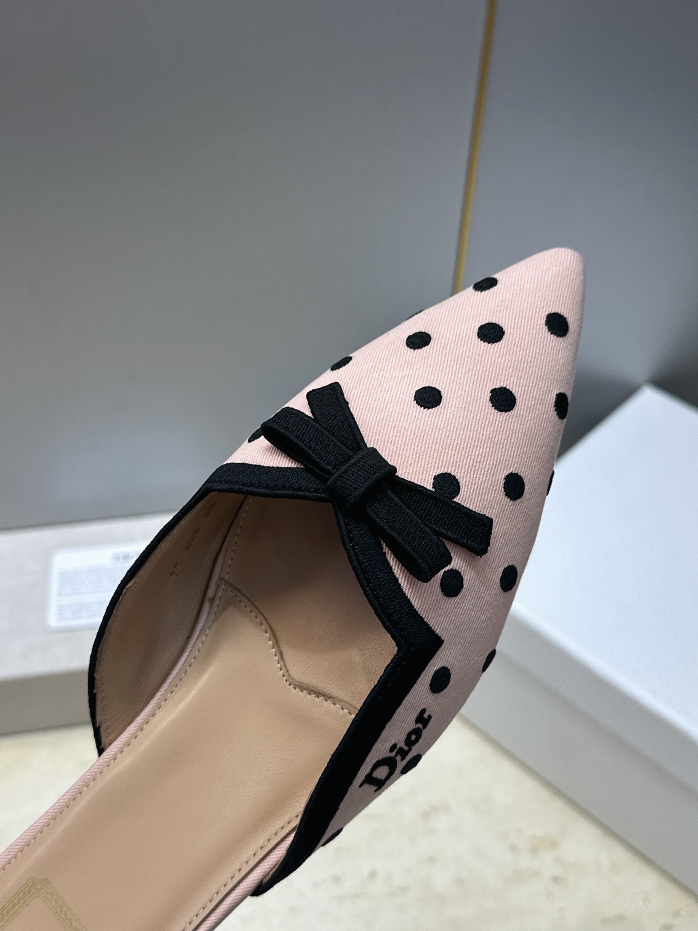 迪奥 Dior 2026春夏新款Romance 蝴蝶结波点拼色穆勒女鞋 CD字母logo立体刺绣平底尖头凉拖鞋 材质:鞋 迪奥 Dior 2026春夏新款Romance 蝴蝶结波点拼色穆勒女鞋 CD字母logo立体刺绣平底尖头凉拖鞋 材质:鞋