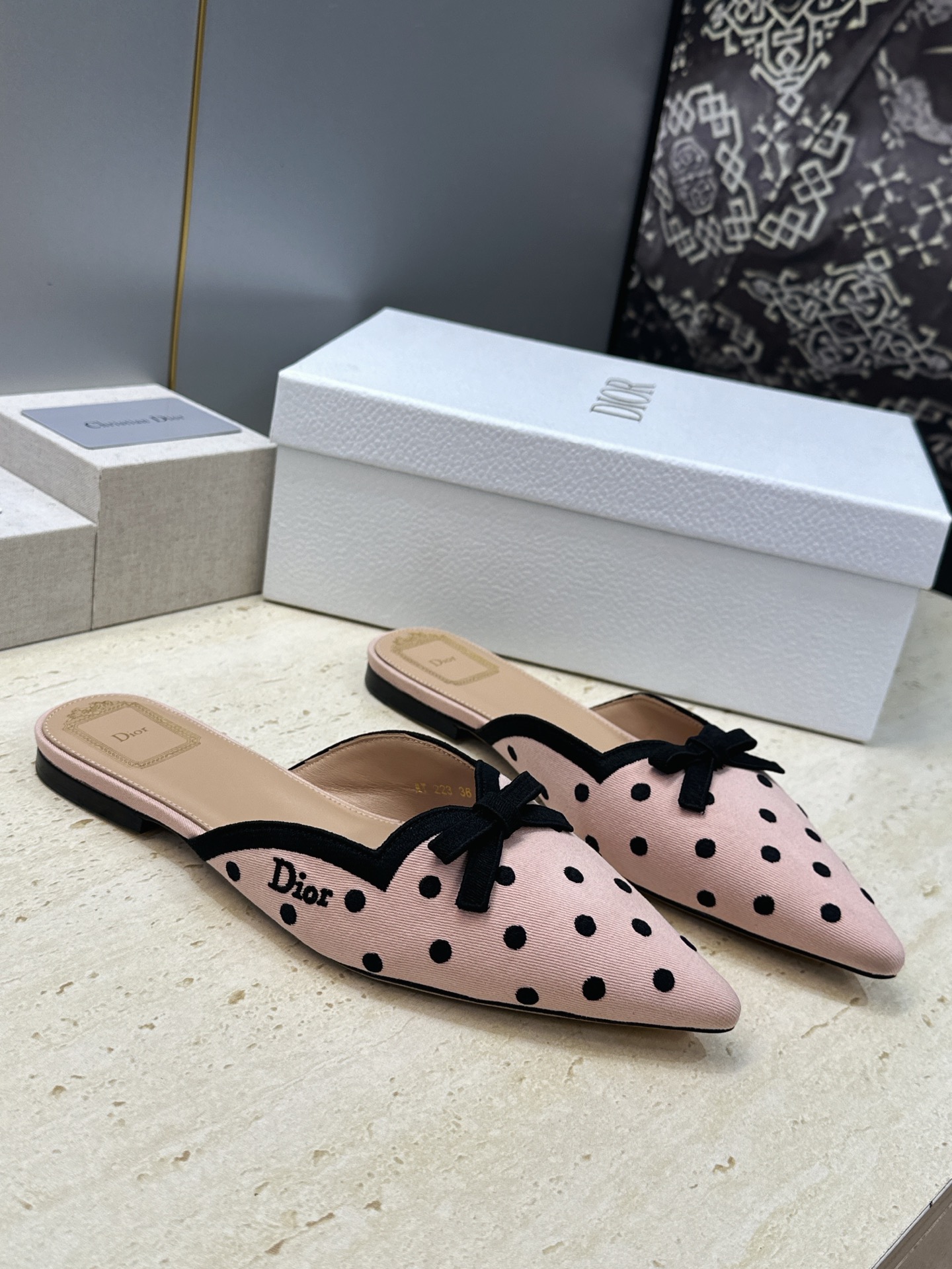迪奥 Dior 2026春夏新款Romance 蝴蝶结波点拼色穆勒女鞋 CD字母logo立体刺绣平底尖头凉拖鞋 材质:鞋 迪奥 Dior 2026春夏新款Romance 蝴蝶结波点拼色穆勒女鞋 CD字母logo立体刺绣平底尖头凉拖鞋 材质:鞋