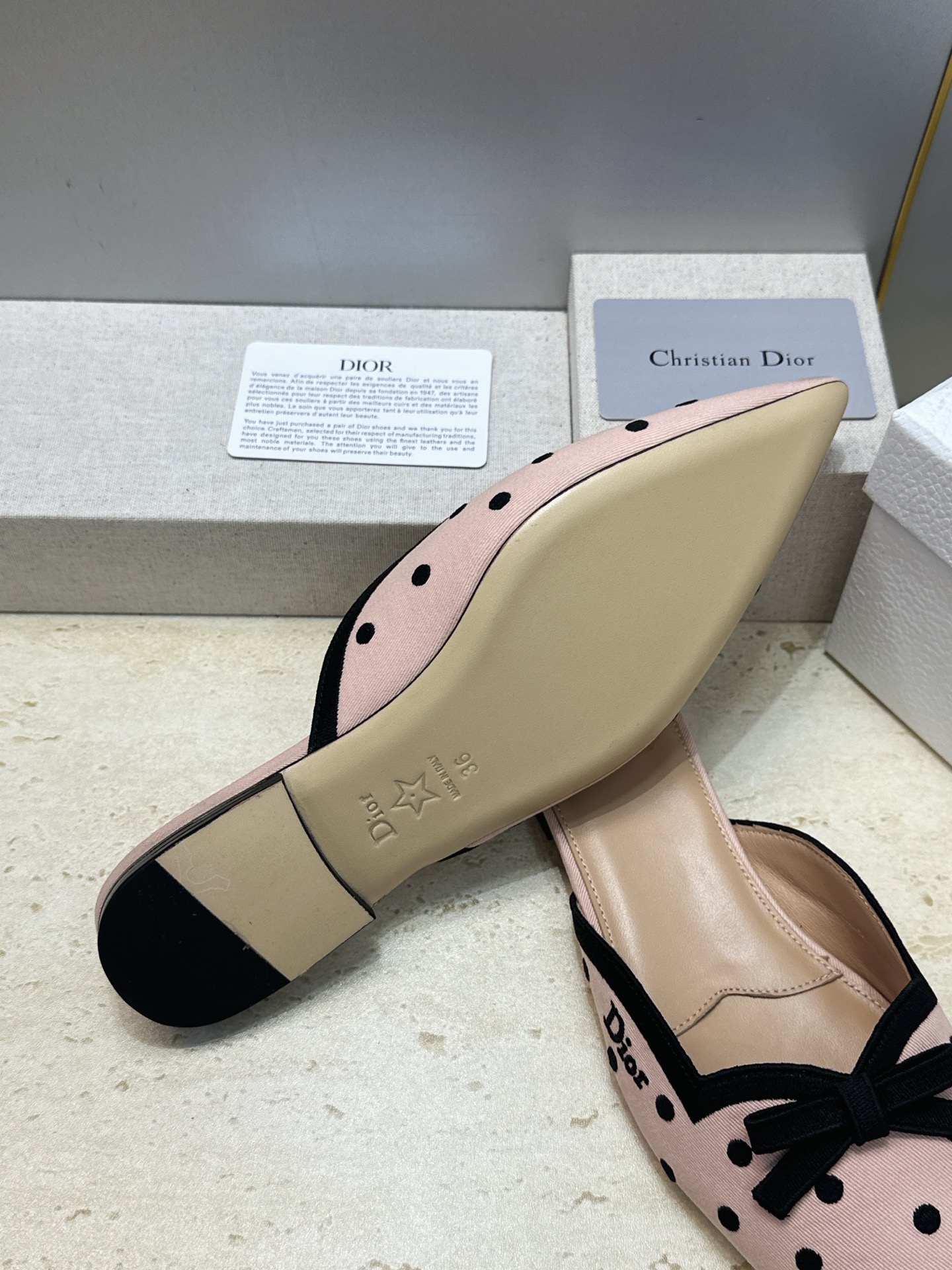 迪奥 Dior 2026春夏新款Romance 蝴蝶结波点拼色穆勒女鞋 CD字母logo立体刺绣平底尖头凉拖鞋 材质:鞋 迪奥 Dior 2026春夏新款Romance 蝴蝶结波点拼色穆勒女鞋 CD字母logo立体刺绣平底尖头凉拖鞋 材质:鞋