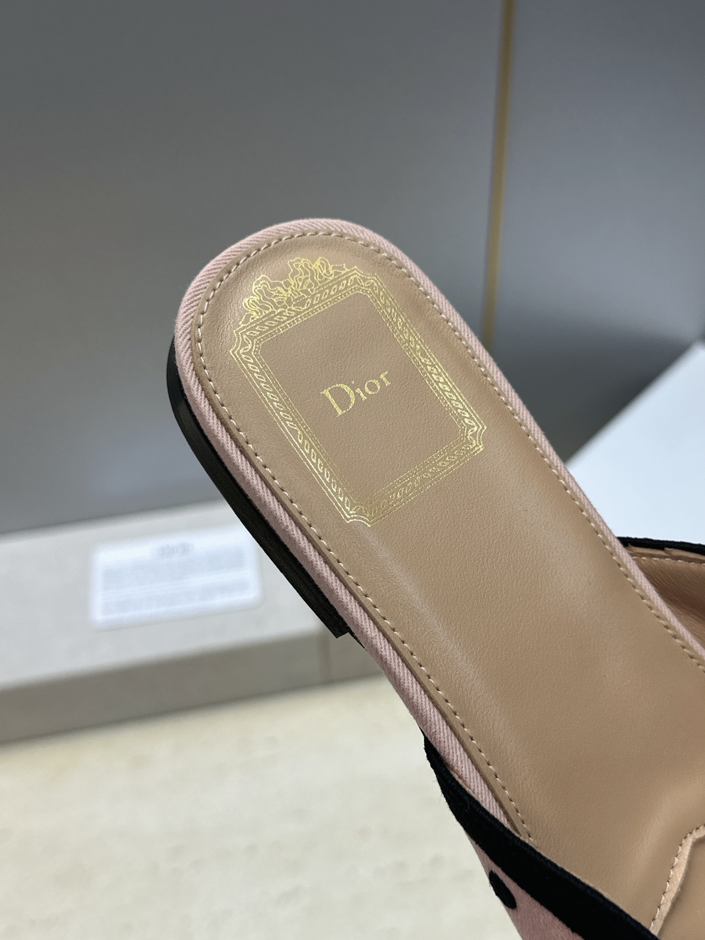 迪奥 Dior 2026春夏新款Romance 蝴蝶结波点拼色穆勒女鞋 CD字母logo立体刺绣平底尖头凉拖鞋 材质:鞋 迪奥 Dior 2026春夏新款Romance 蝴蝶结波点拼色穆勒女鞋 CD字母logo立体刺绣平底尖头凉拖鞋 材质:鞋