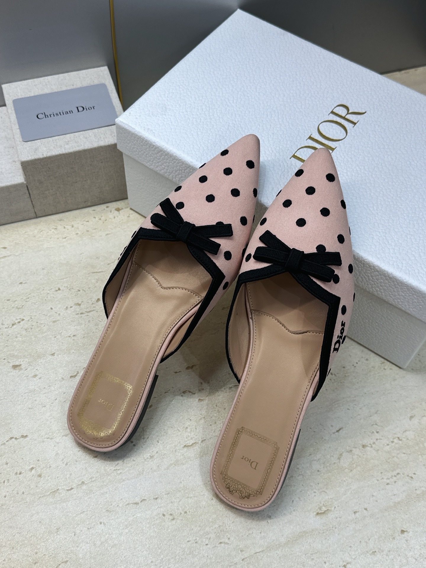 迪奥 Dior 2026春夏新款Romance 蝴蝶结波点拼色穆勒女鞋 CD字母logo立体刺绣平底尖头凉拖鞋 材质:鞋 迪奥 Dior 2026春夏新款Romance 蝴蝶结波点拼色穆勒女鞋 CD字母logo立体刺绣平底尖头凉拖鞋 材质:鞋