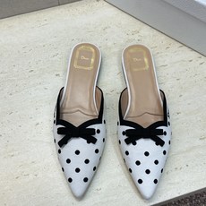 迪奥 Dior 2026春夏新款Romance 蝴蝶结波点拼色穆勒女鞋 CD字母logo立体刺绣平底尖头凉拖鞋 材质:鞋 迪奥 Dior 2026春夏新款Romance 蝴蝶结波点拼色穆勒女鞋 CD字母logo立体刺绣平底尖头凉拖鞋 材质:鞋